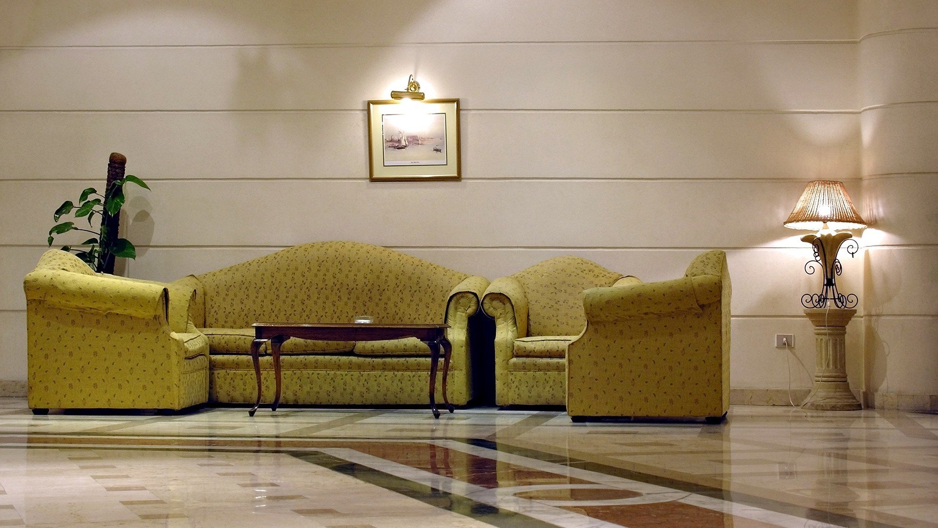 интерьер комната квартира дизайн стиль диван кресло желтый простор уют