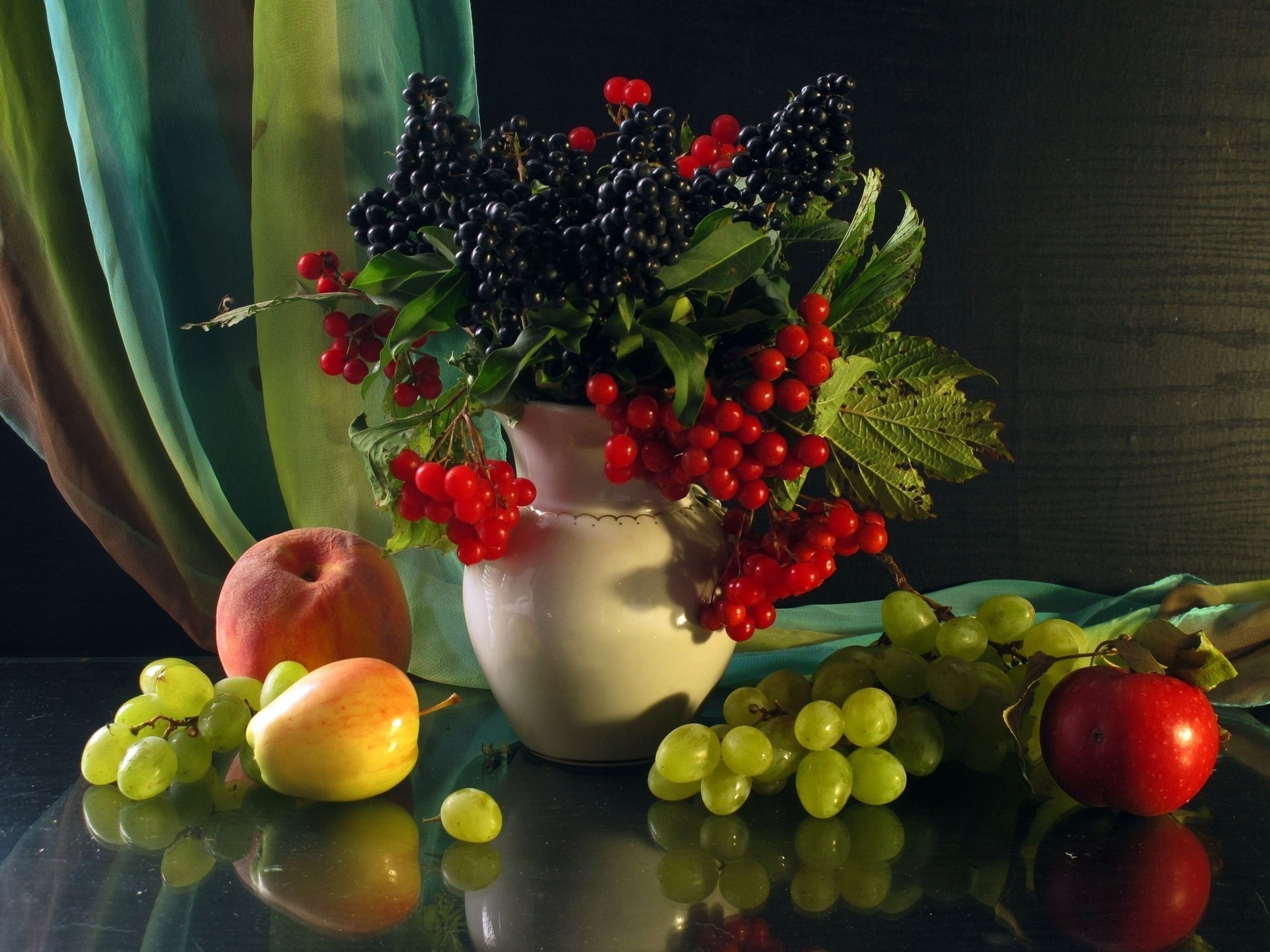 Красивый натюрморт из фруктов и ягод
