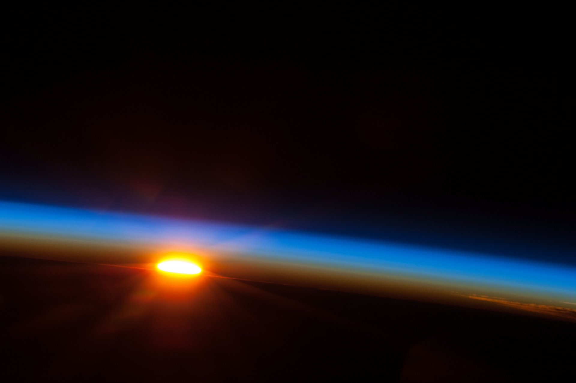 Рассвет над землей из космоса