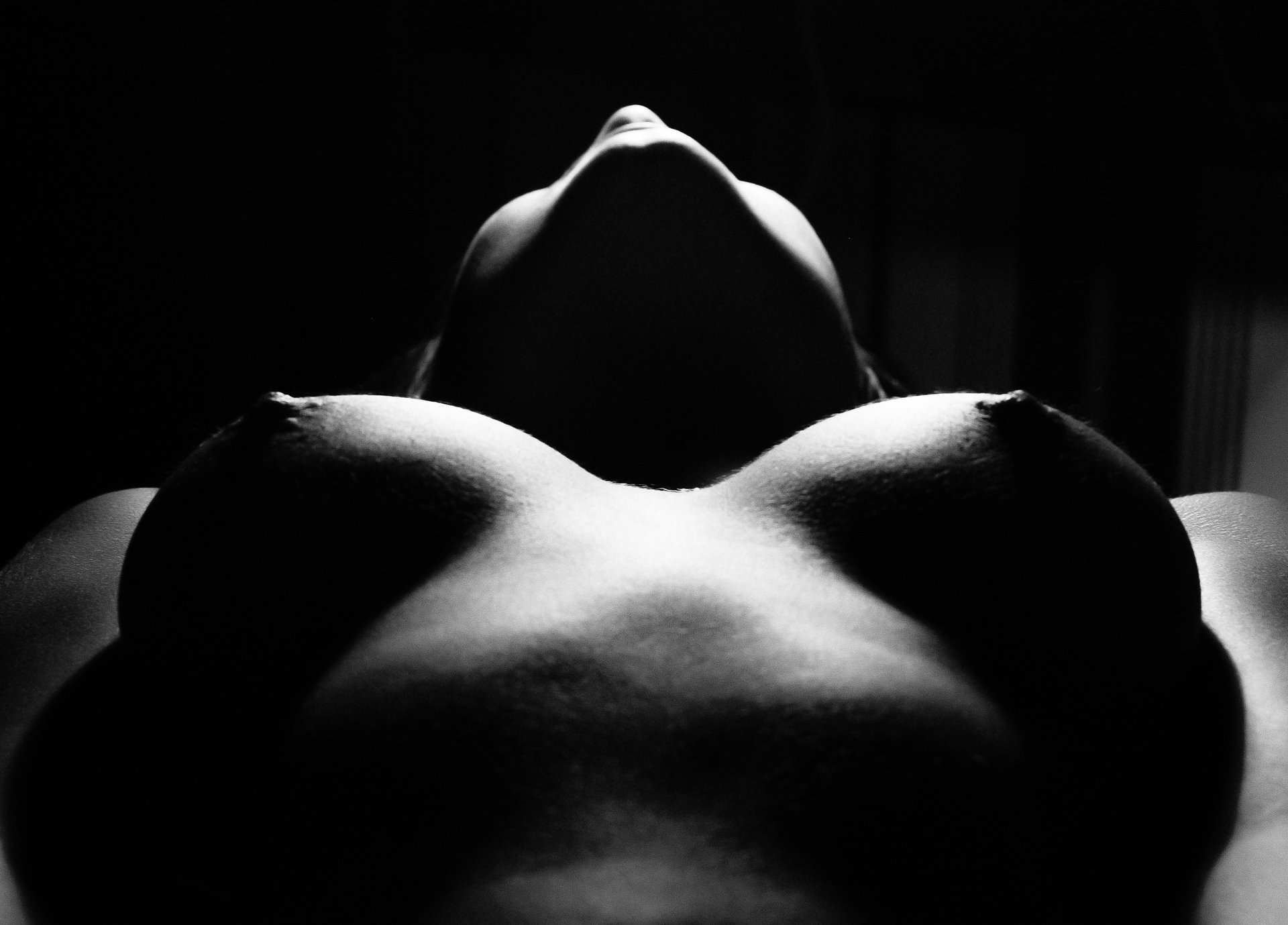 Чёрно-белая фотография голой груди