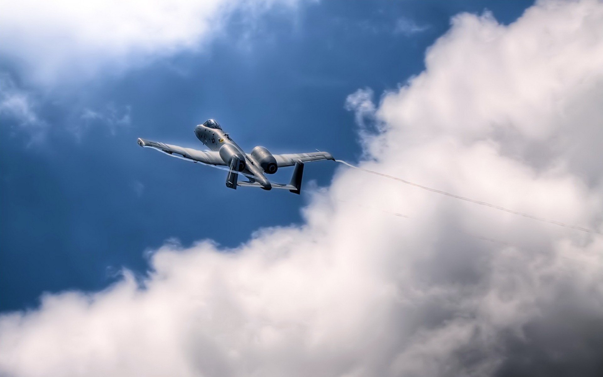 Виражы самолёта в облаках над землей