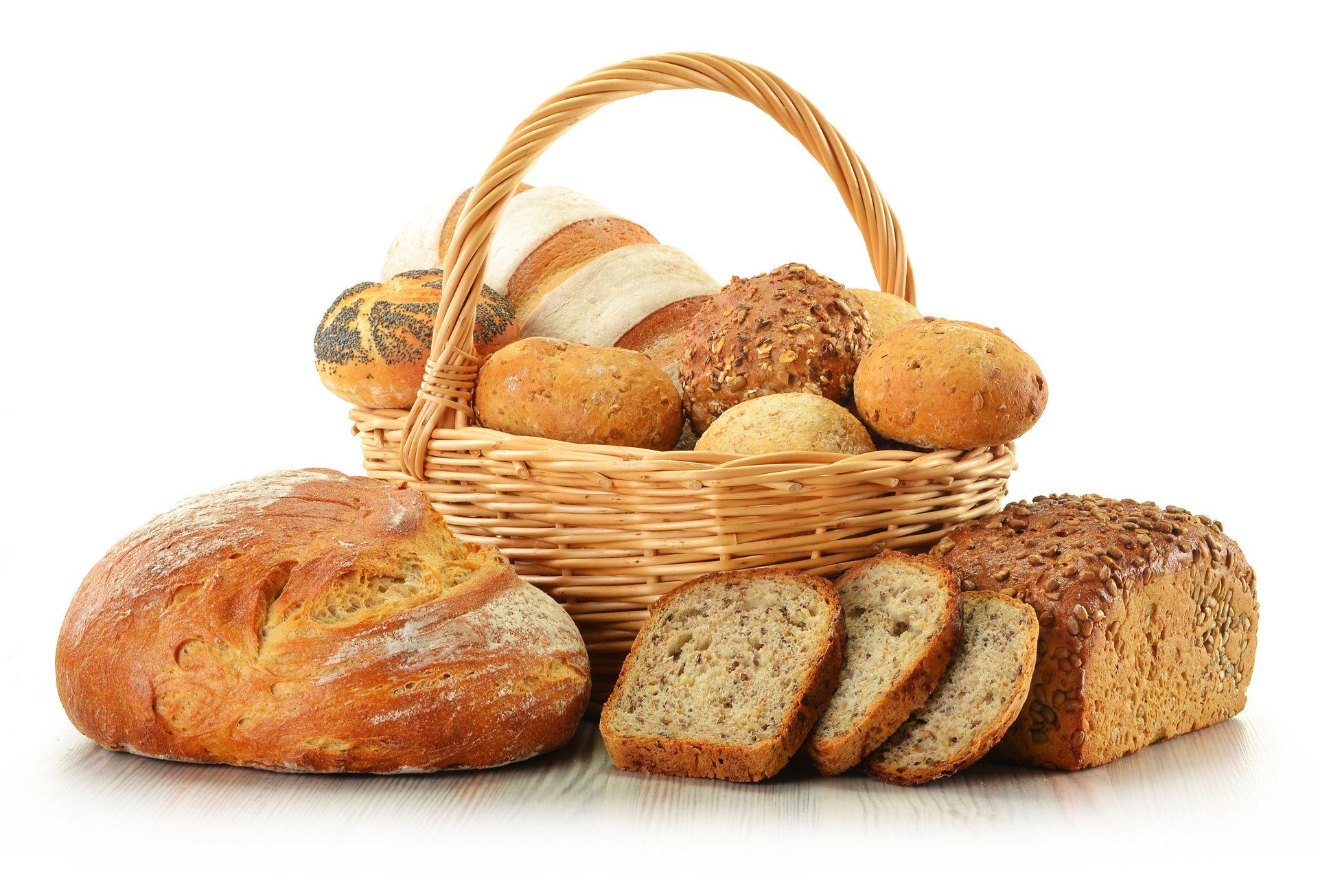 Большая хлебная корзина с разным хлебом и булочками