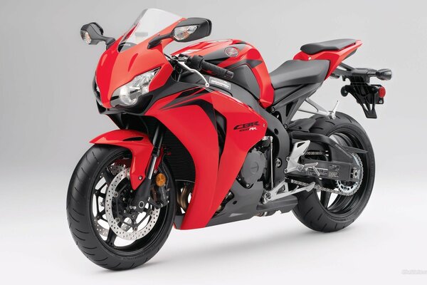 Мотоцикл красный на белом фоне