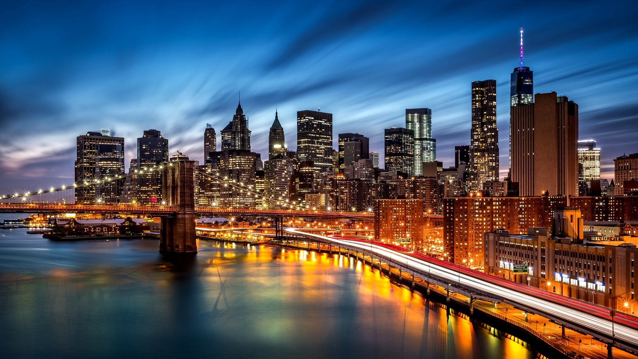 нью-йорк бруклинский мост ист-ривер манхэттен бруклин сша город ночь вечер река тени огни небоскребы здания дорога подсветка