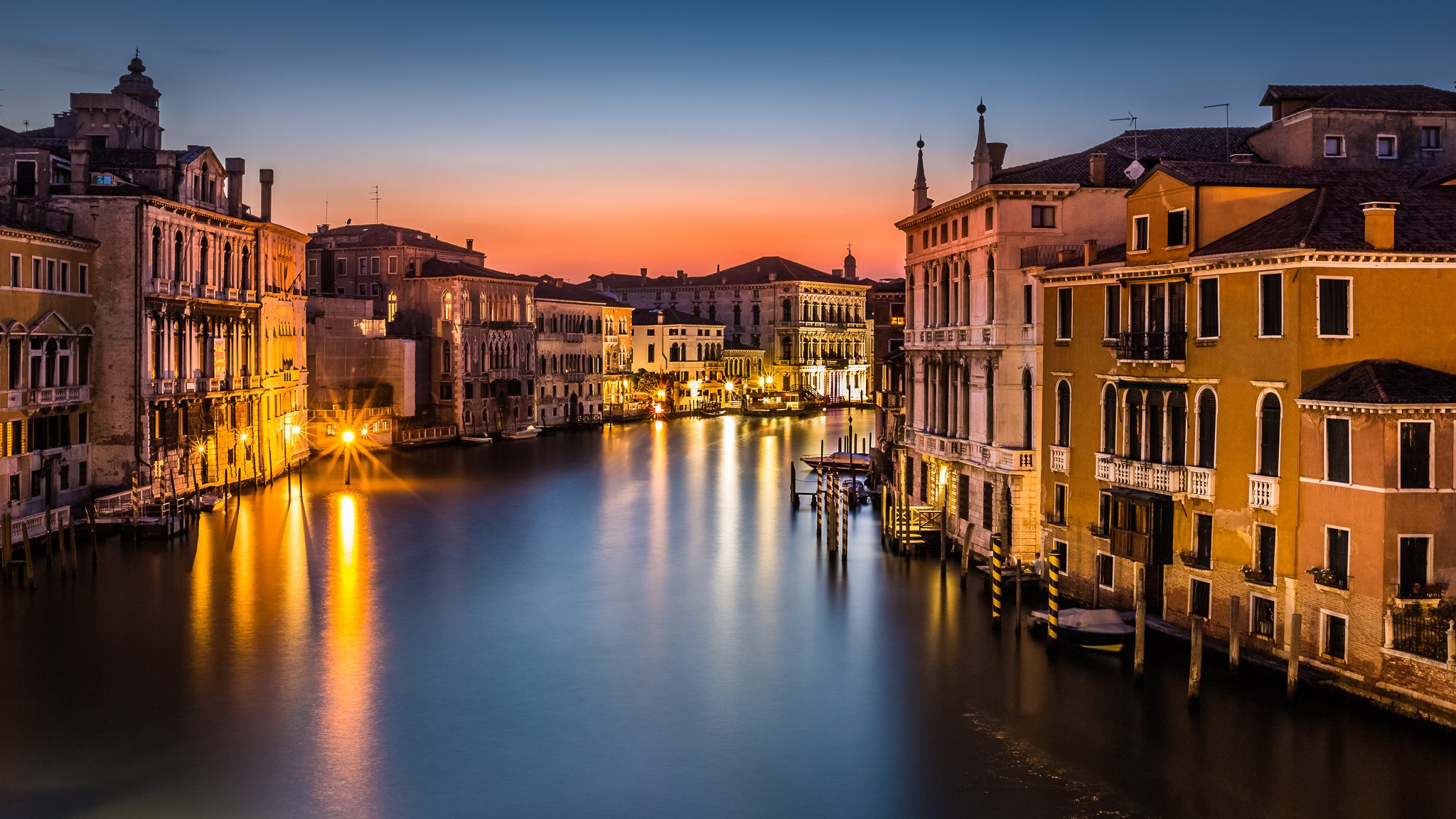 Обои на стол италия. Венеция город в Италии. Венеция, Италия Венеция, Италия. Обои на рабочий стол Венеция 1920х1080. Италия каналы Венеции.