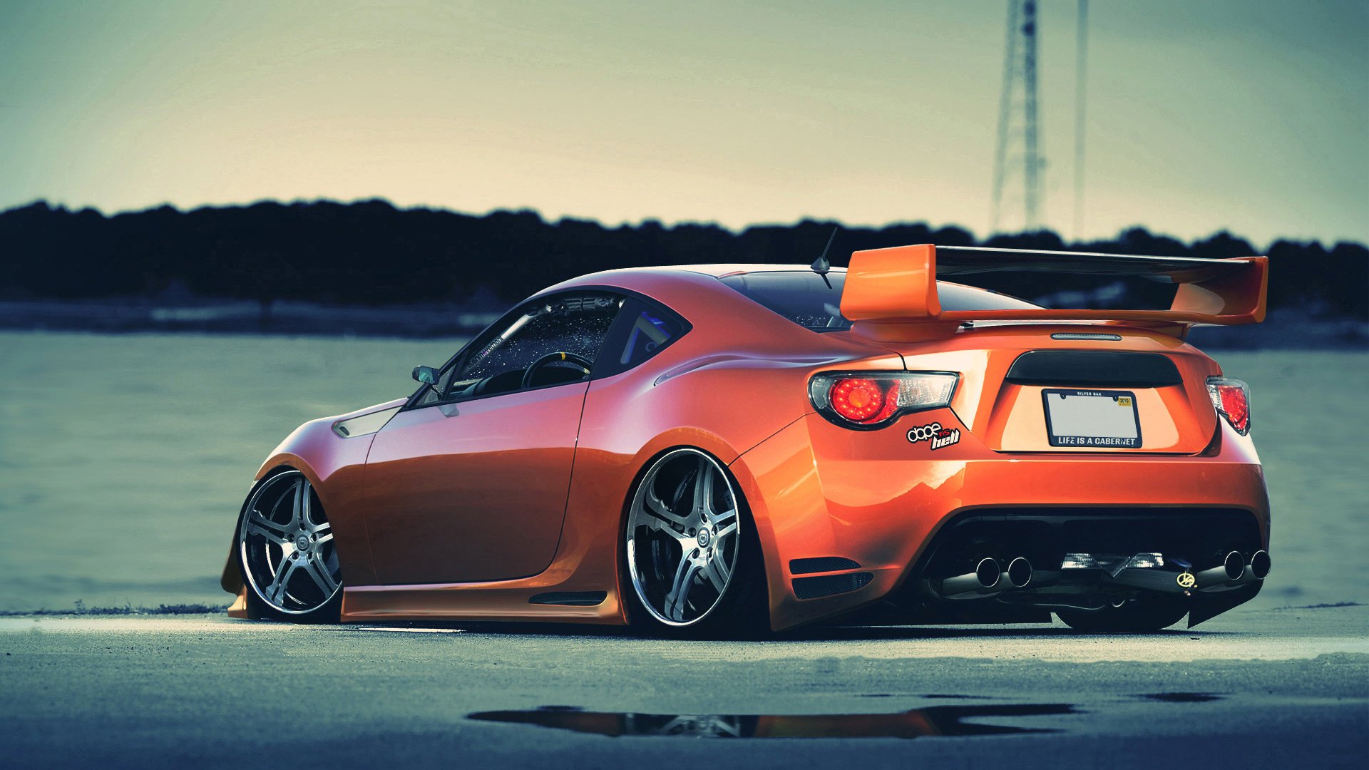 Спортивная Тойота оранжевая на трассе