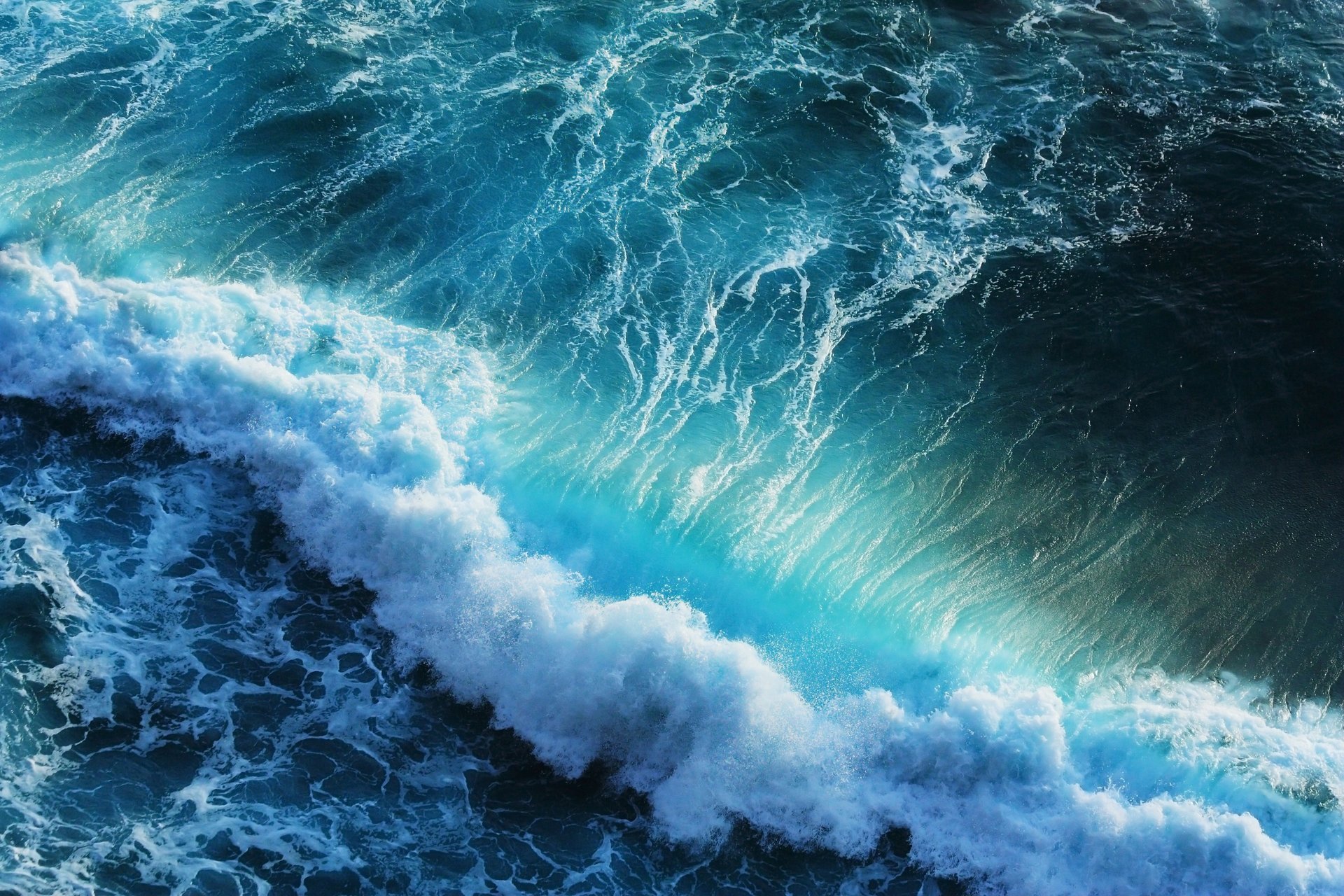 Бирюзово-синие морские волны с пеной