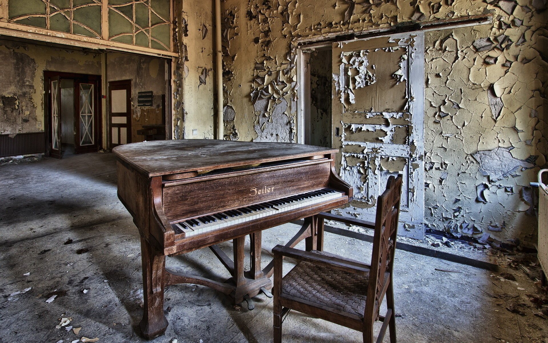 Старое пианино в заброшенном доме