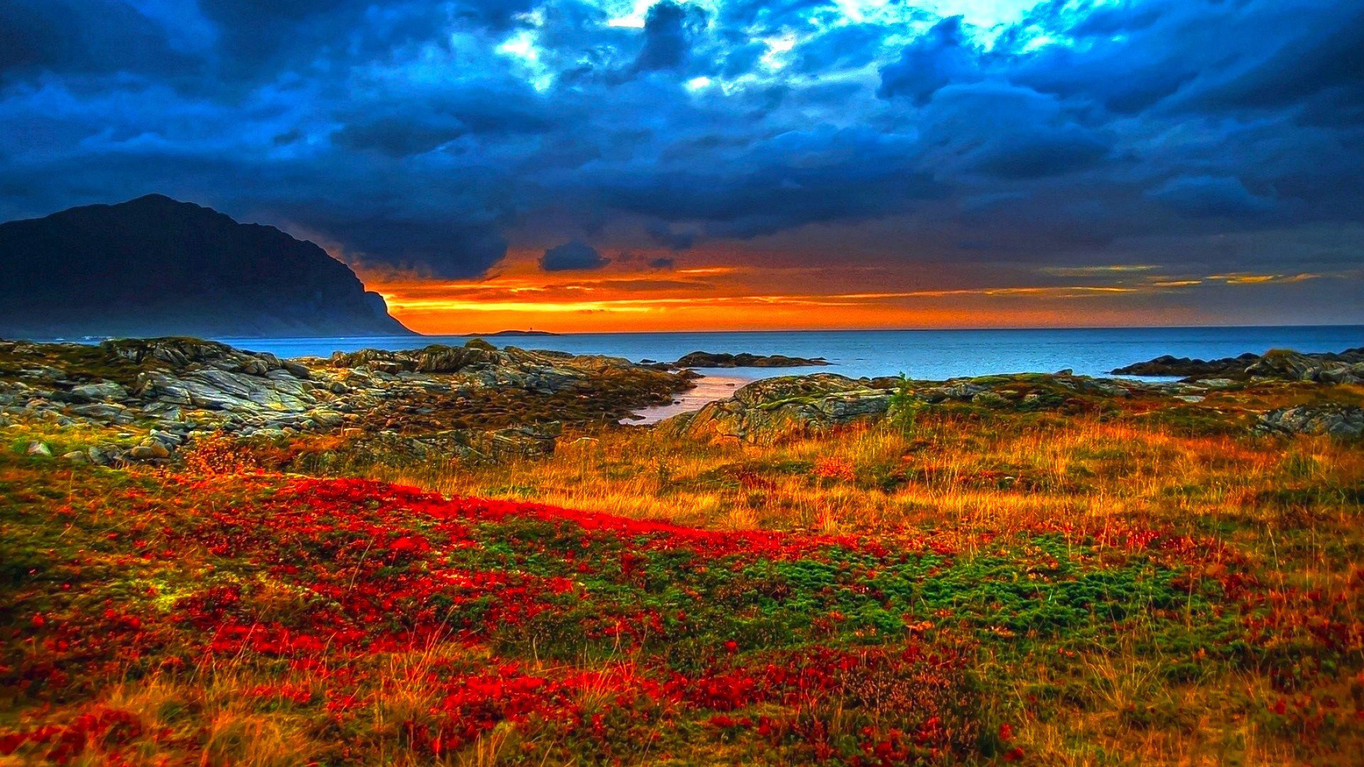 Цветастое горное побережье на закате