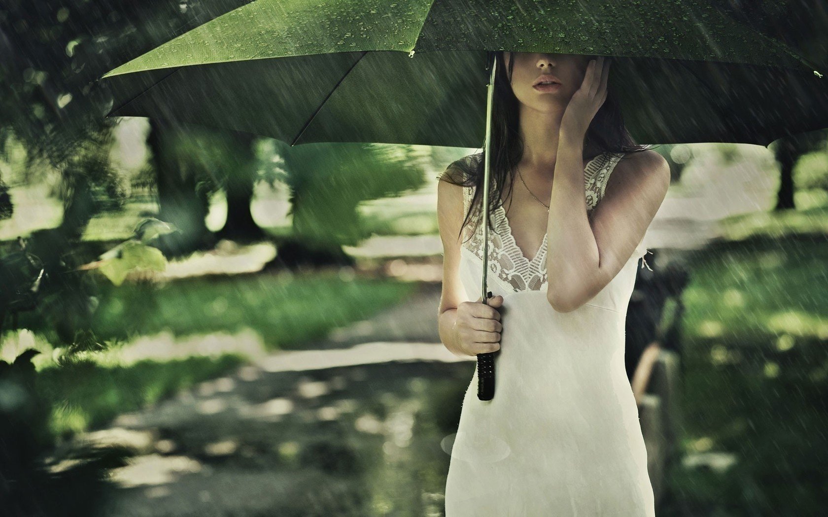 Красавица модель в дождь под зонтом