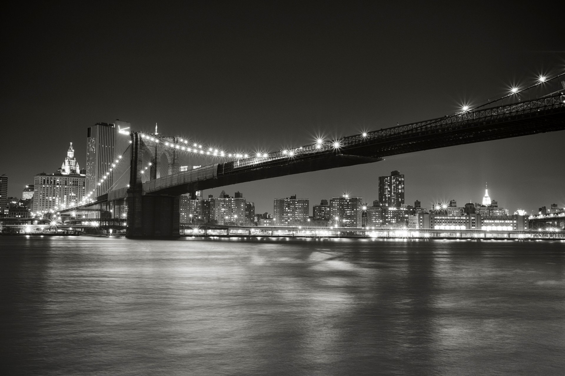 нью-йорк сша бруклинский мост ист-ривер пролив манхэттен город ночь огни освещение черно-белое