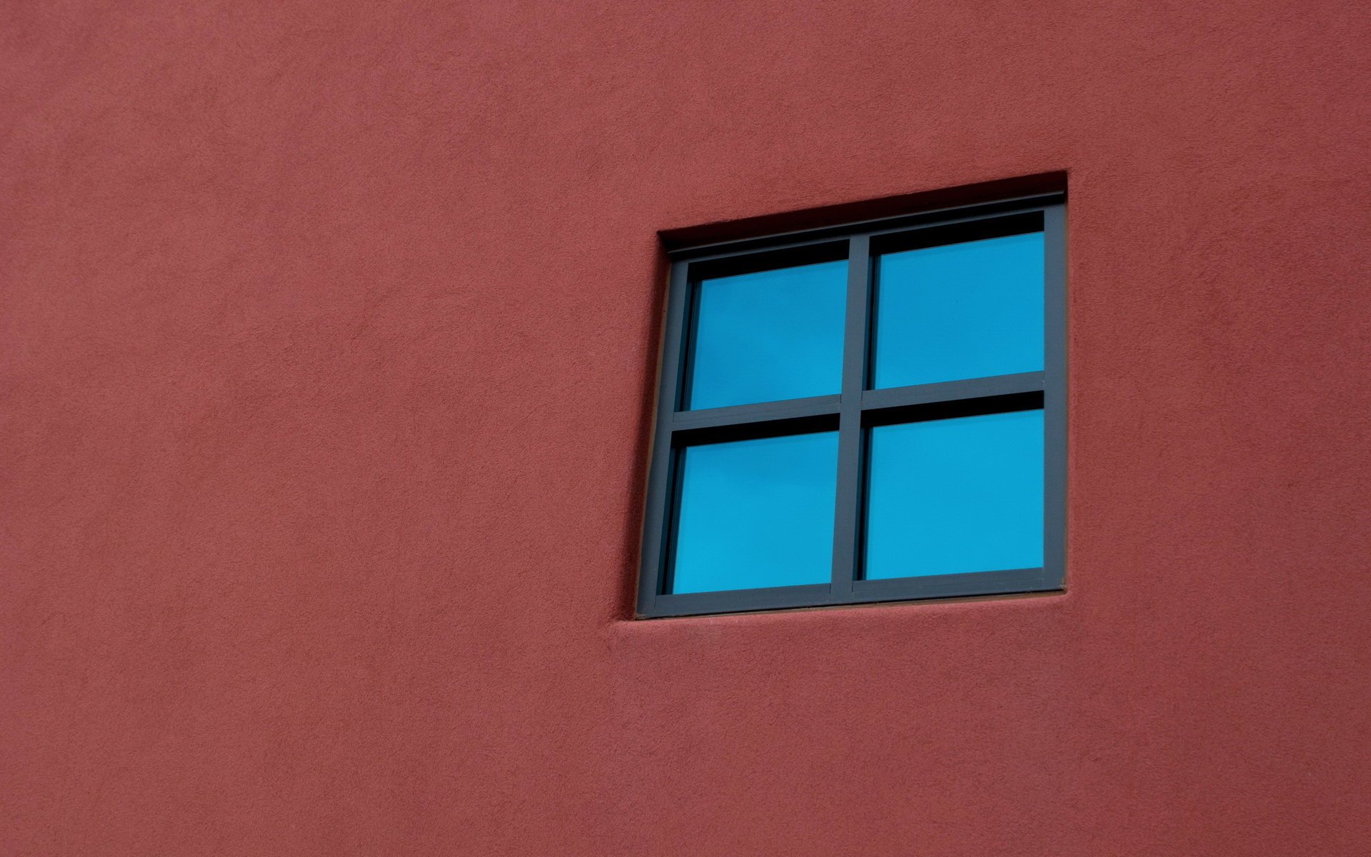 Черное окно на красной стене (минимализм)