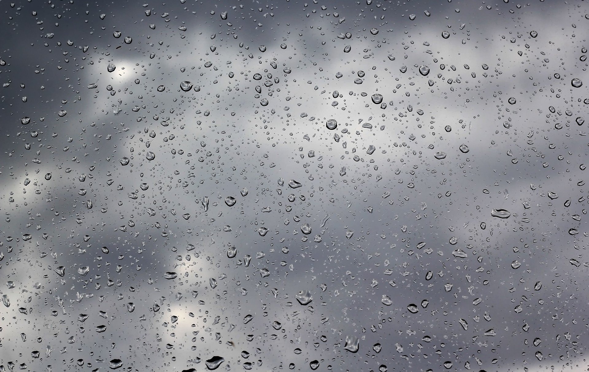Пасмурная погода и капли дождя на стекле