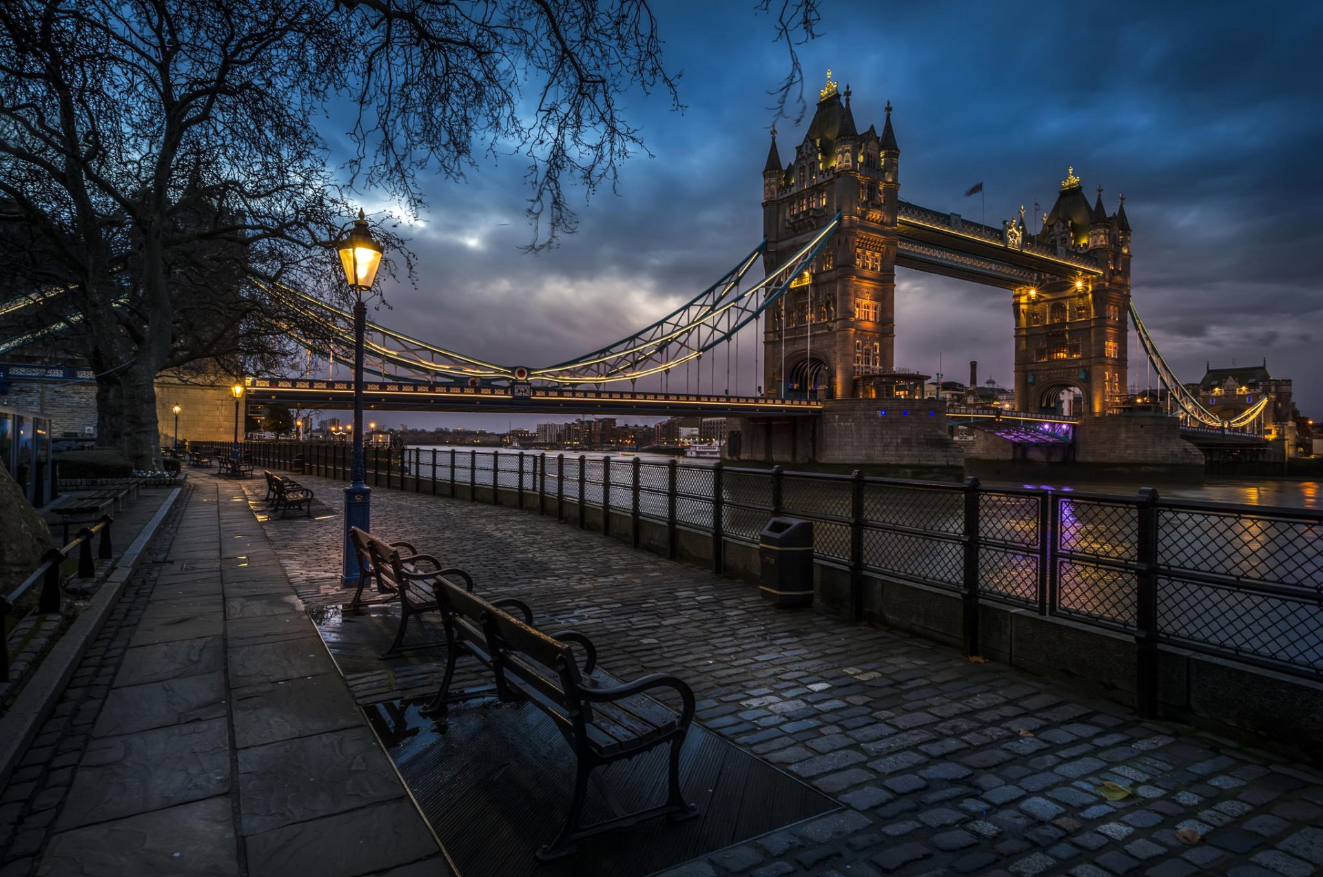 лондон англия город тауэрский мост великобритания набережная река тротуар лавочки фонари огни вечер