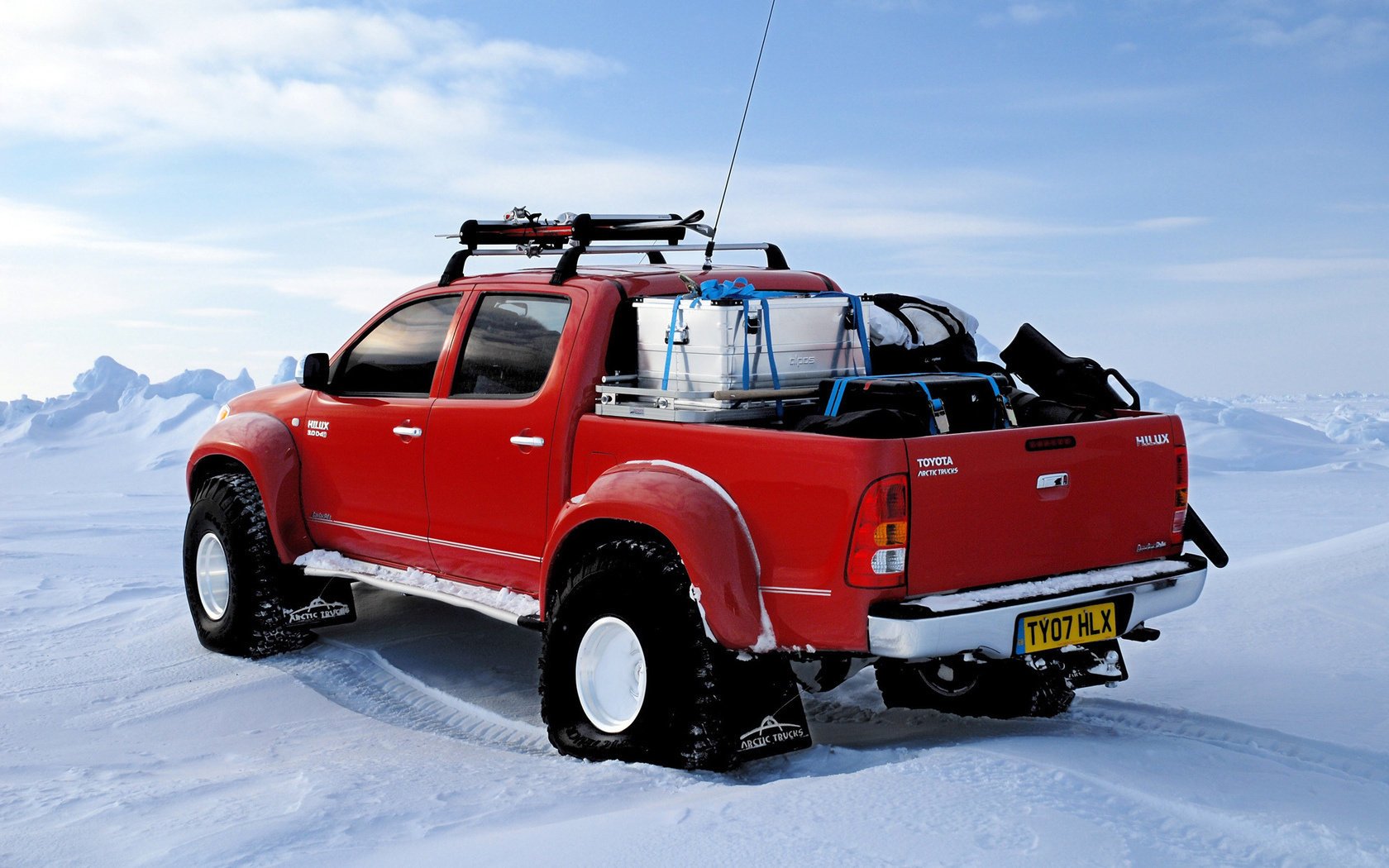 Мощный красный внедорожник toyota hilux на северном полюсе
