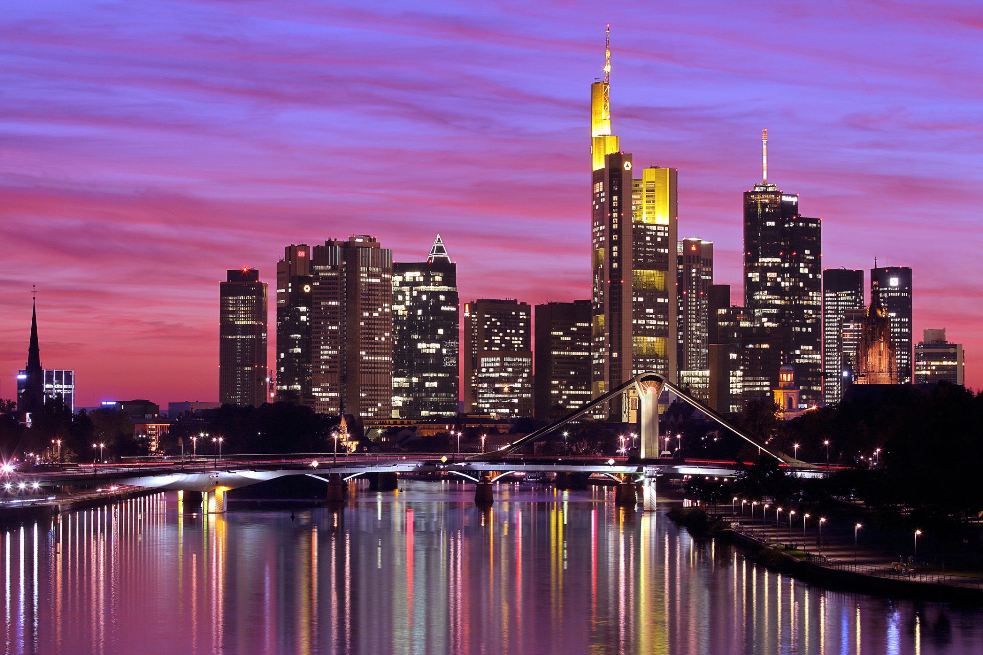 германия франкфурт -на-майне франкфурт-на-майне город река майн мост подсветка огни освещение отражение вечер небо закат здания дома высотки небоскребы