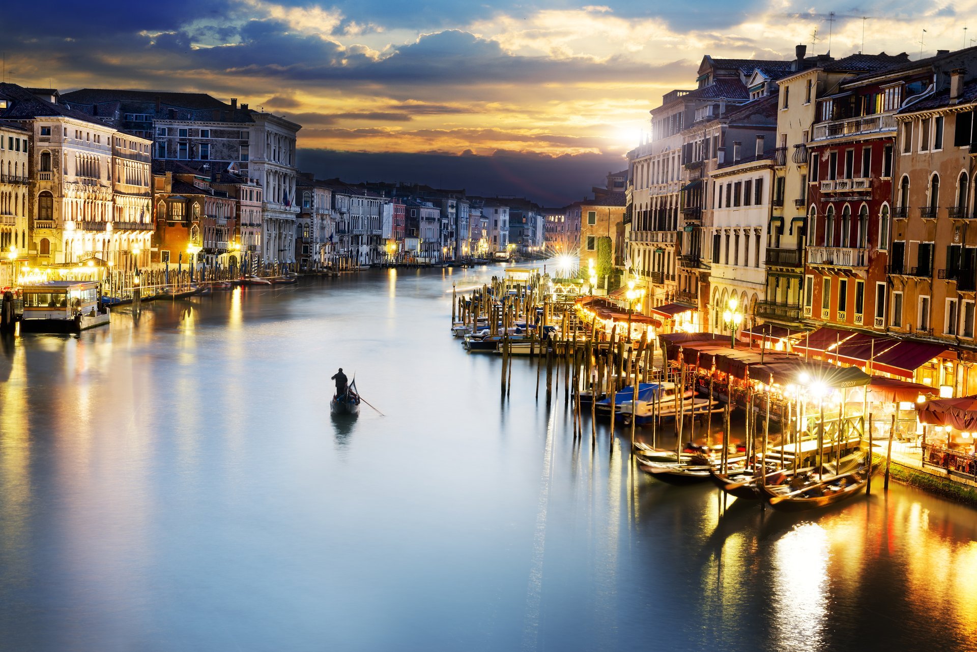 венеция город италия canal grande гранд-канал вечер небо тучи закат дома здания море гондолы люди фонари освещение