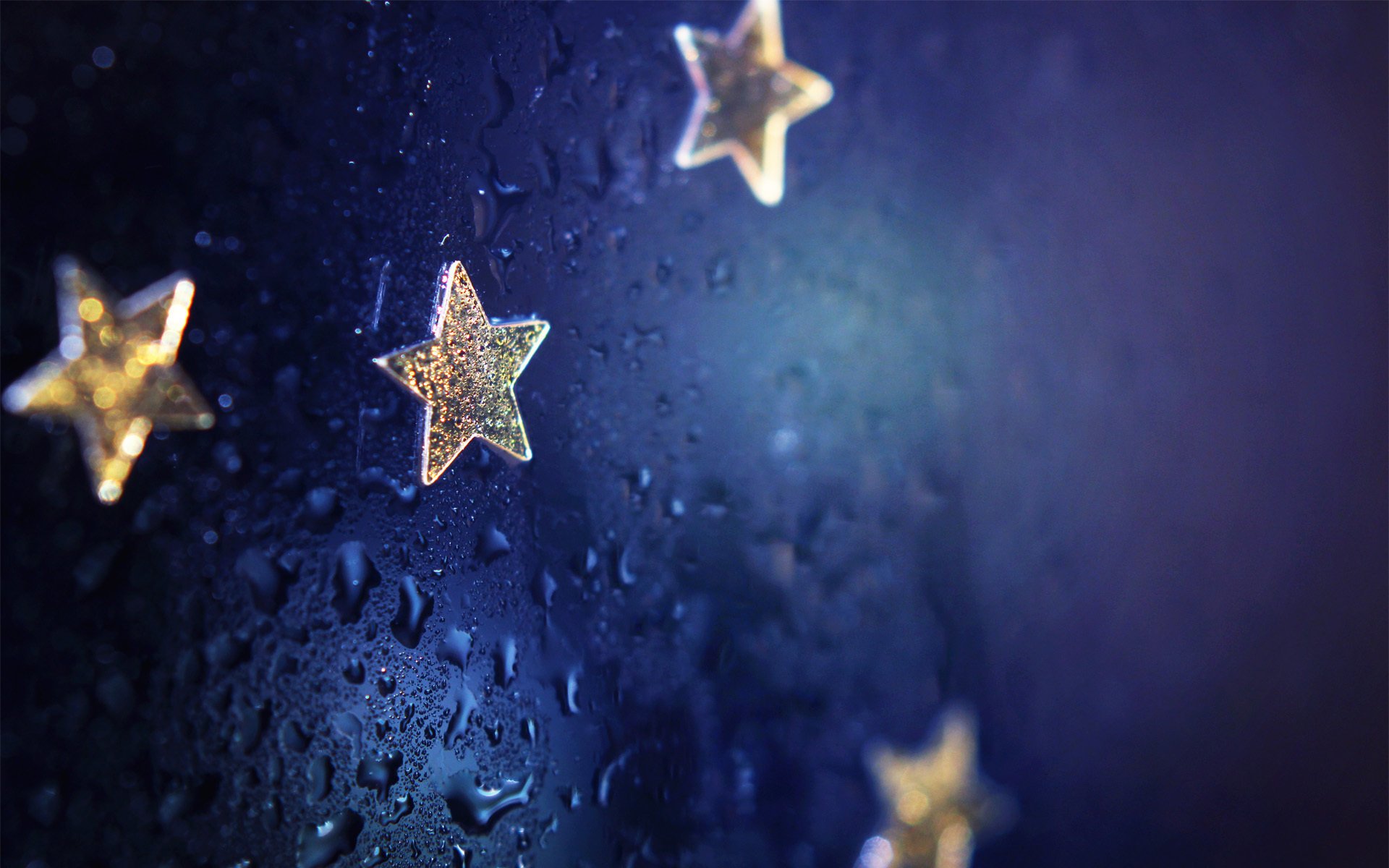 Фото маленьких звёздочек на мокром стекле