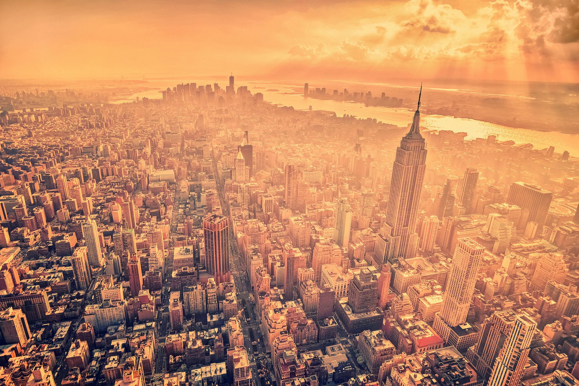 Мегаполис Нью-Йорка освещенный солнечным светом