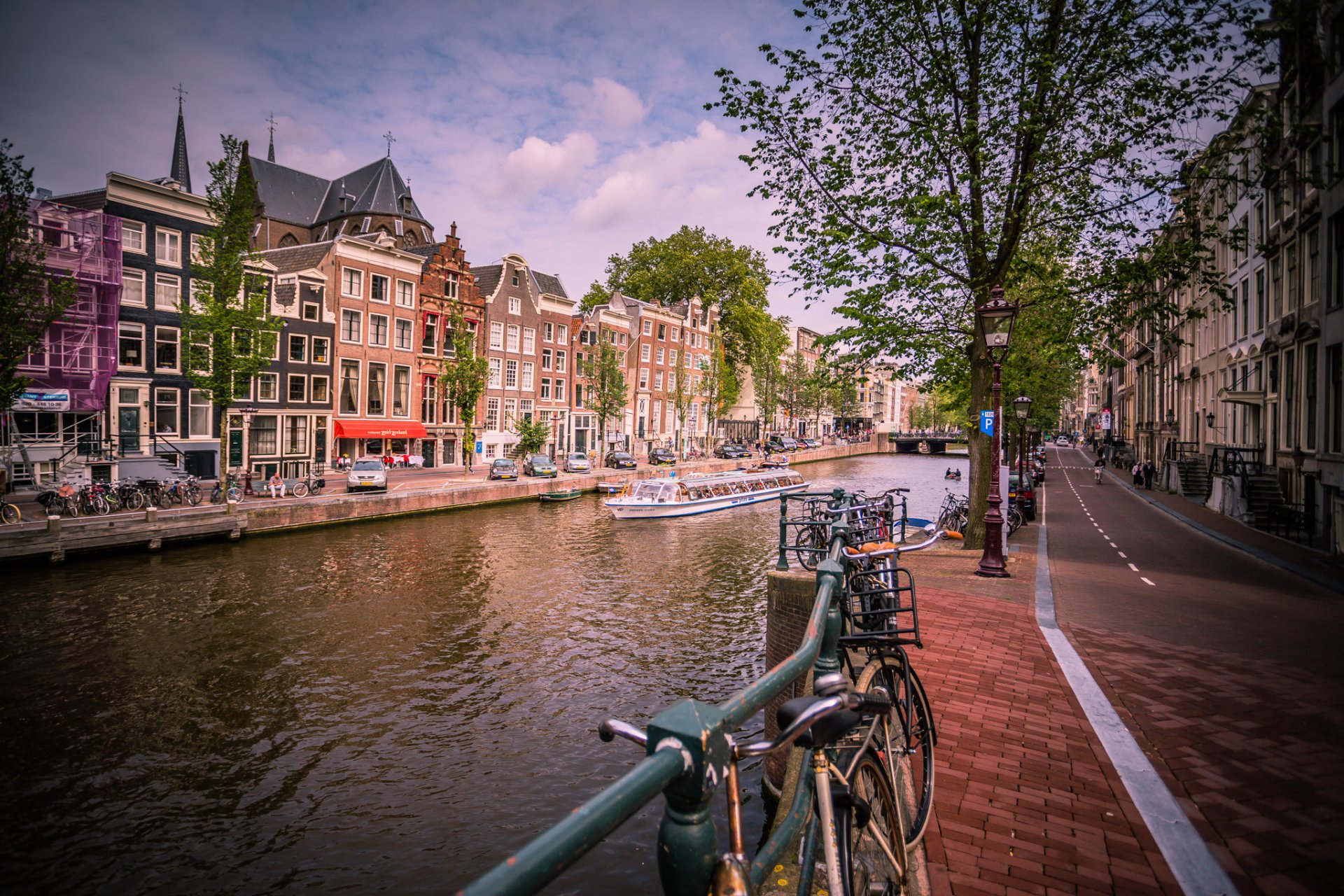 амстердам город нидерланды канал река дома дорога машины велосипеды тротуар