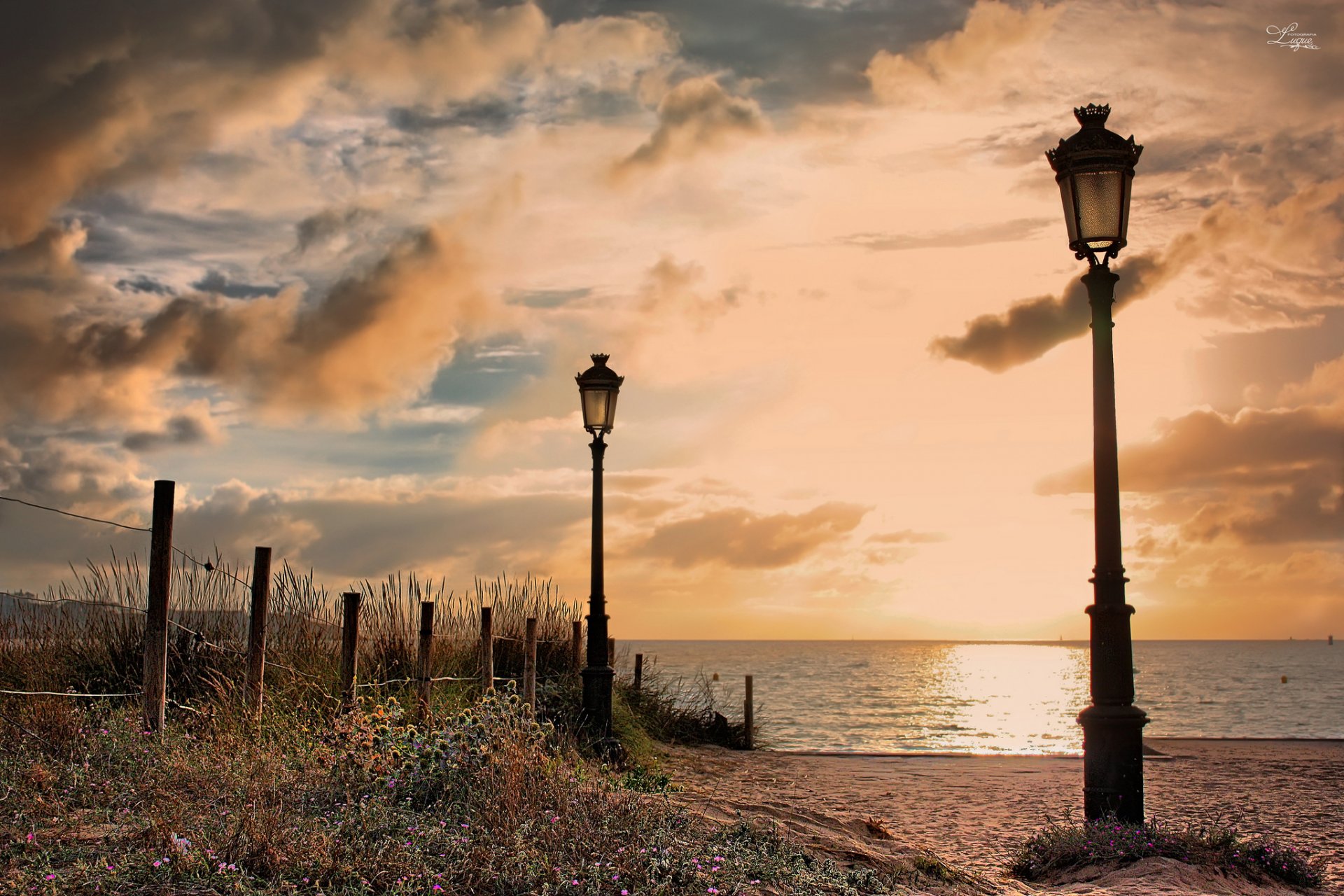 город испания берег пляж песок цветы забор кусты фонари