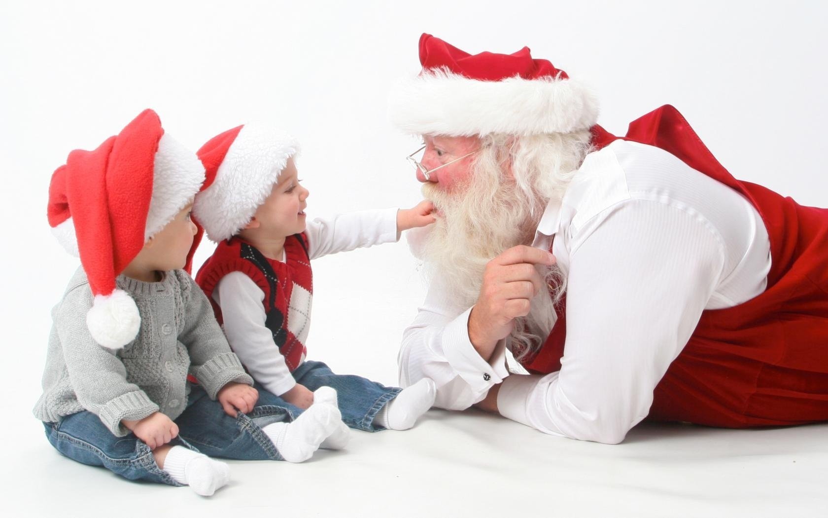 Общение Santa Claus с детьми в канун праздника