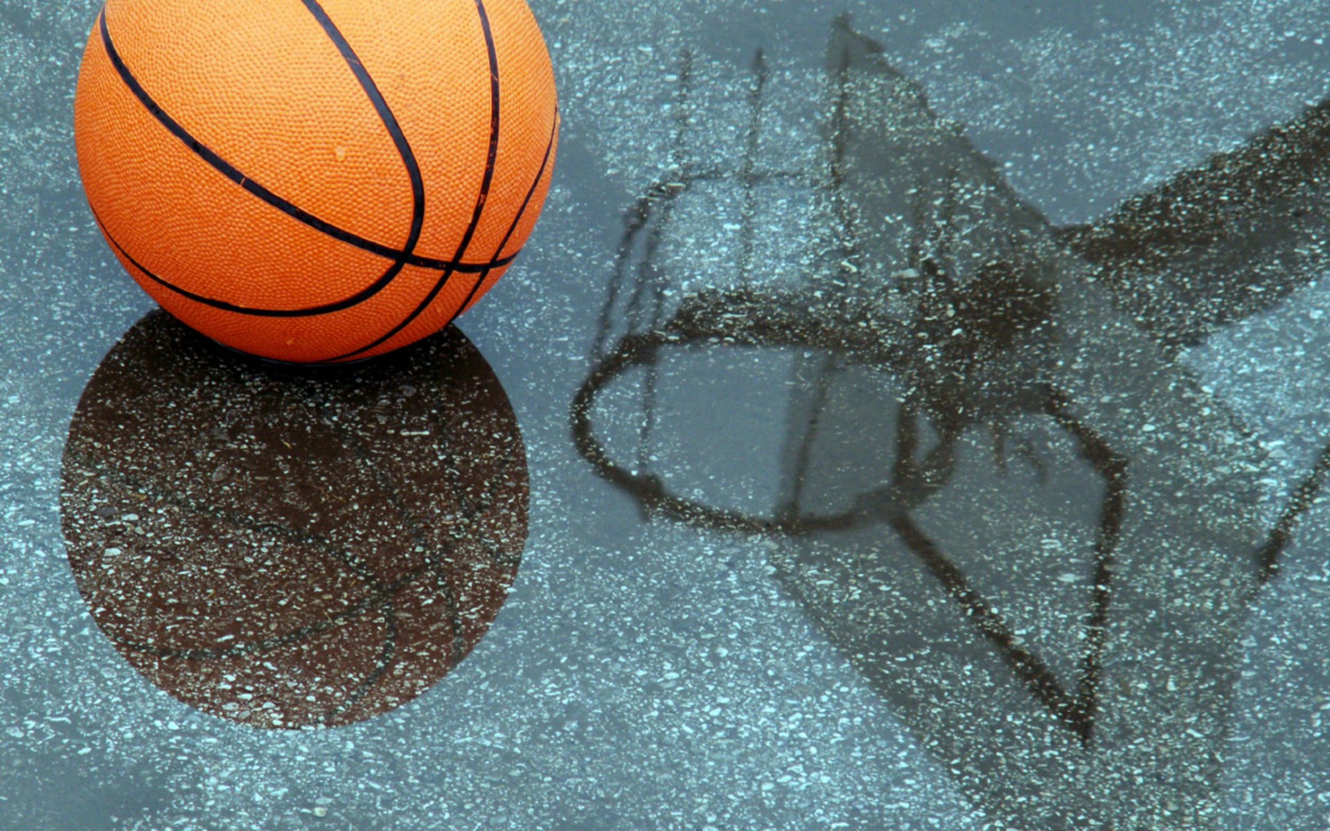 Отражение в воде баскетбольного мяча