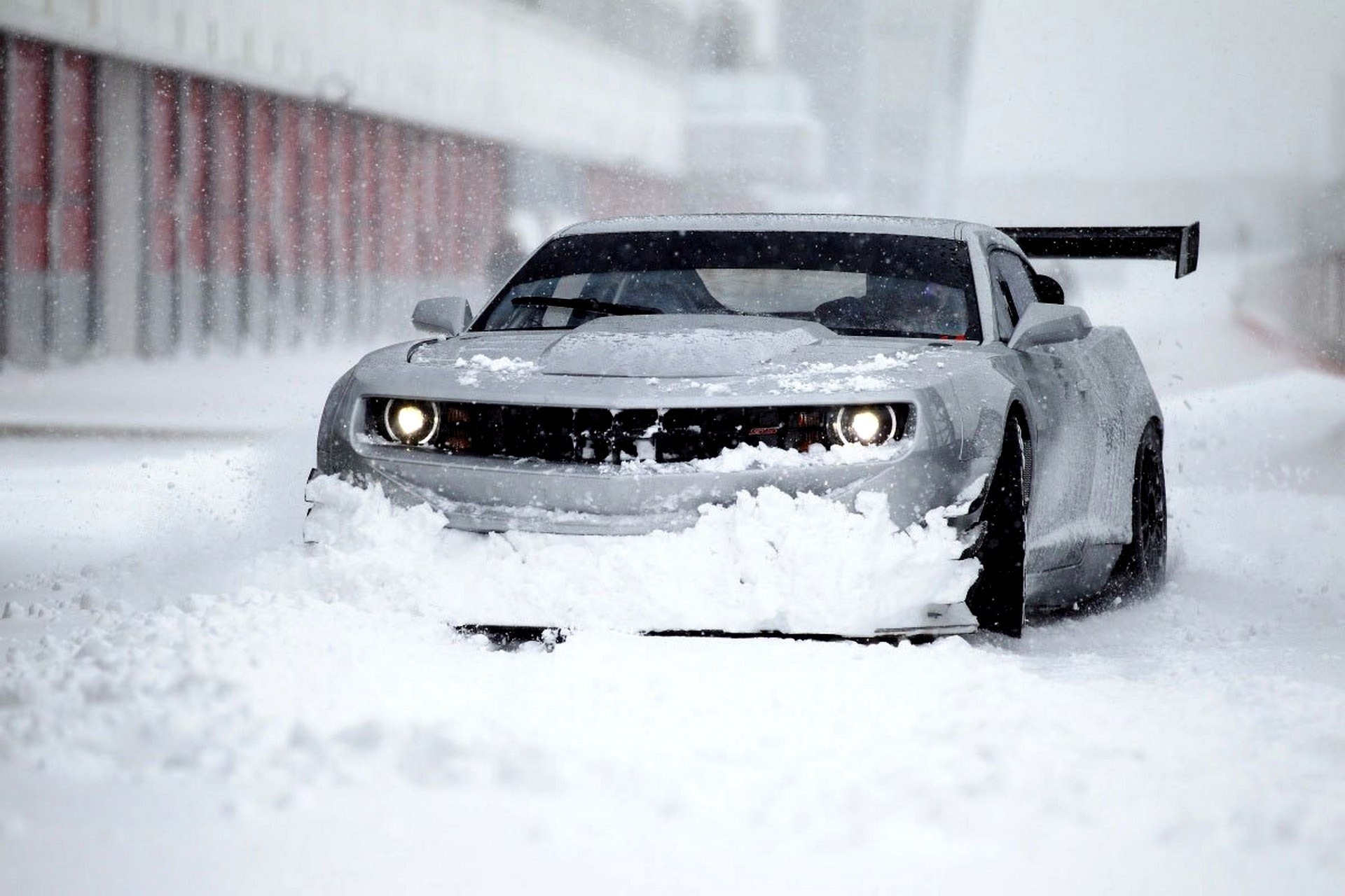 Chevrolet зимним снежным днём