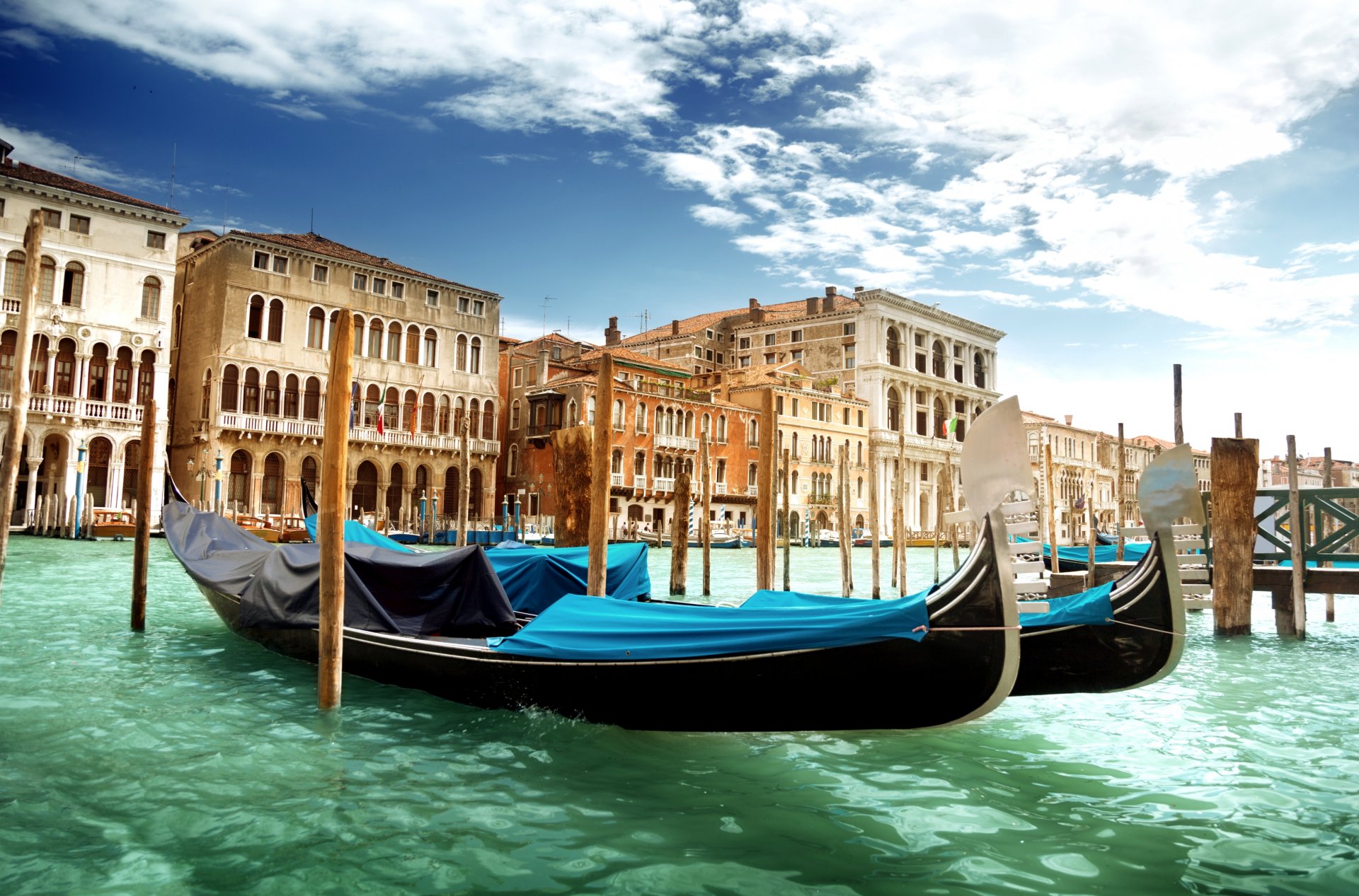 венеция canal grande италия гранд-канал гондолы вода зеленая море архитектура небо облака