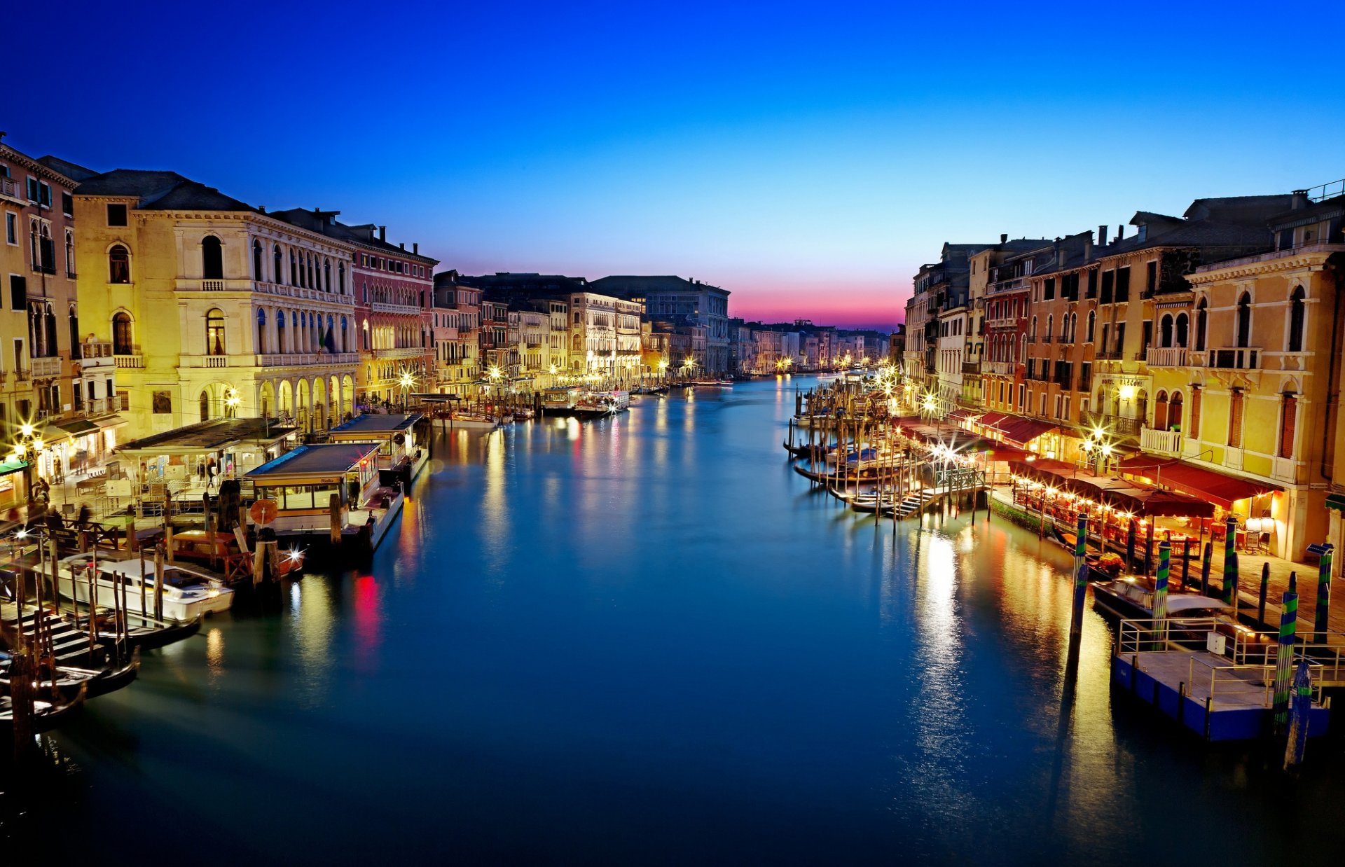 венеция италия canal grande гранд-канал город вечер закат дома здания гондолы лодки море вода отражение освещение