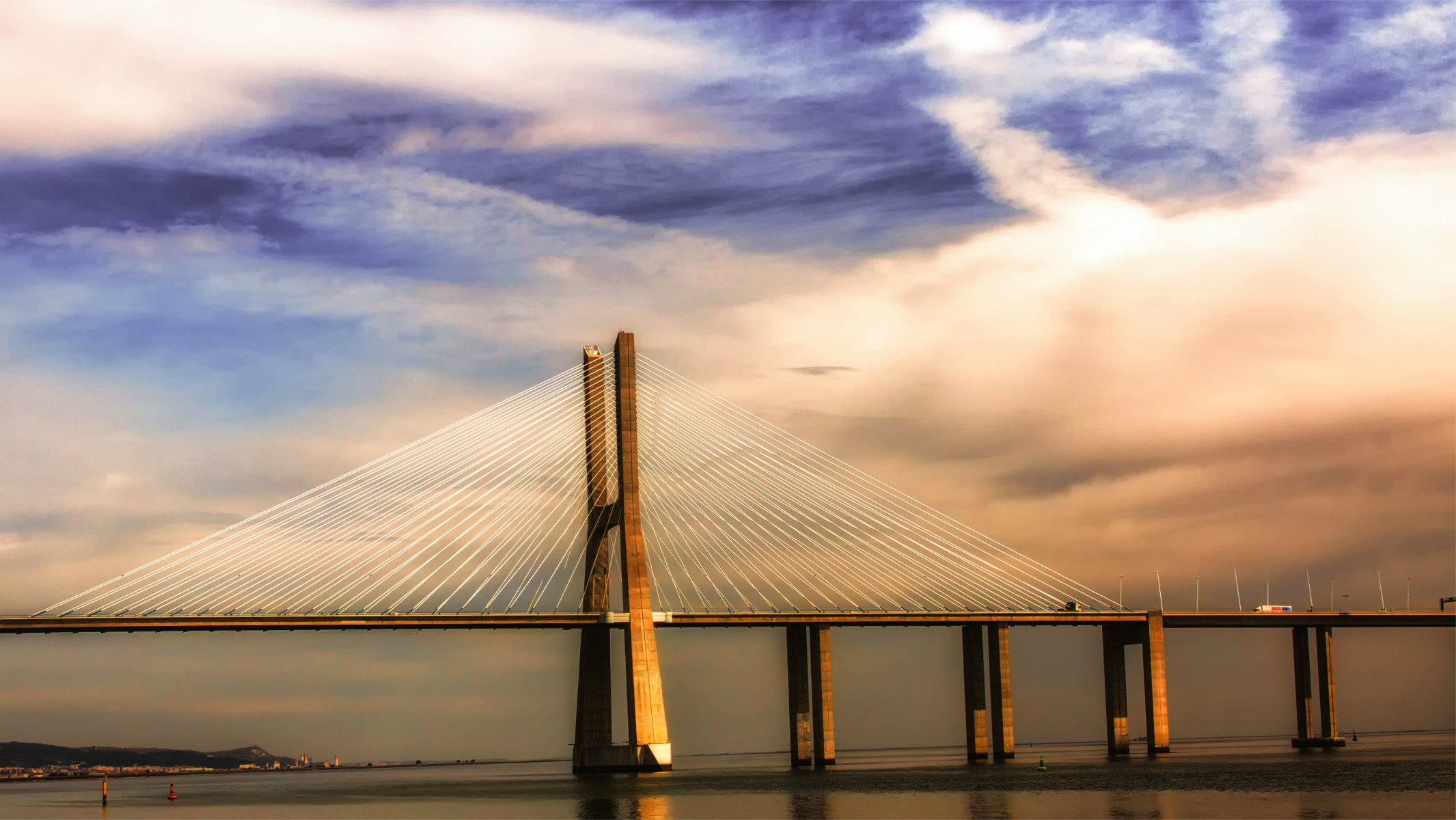 португалия лиссабон мост река тежу синее небо облака тучи