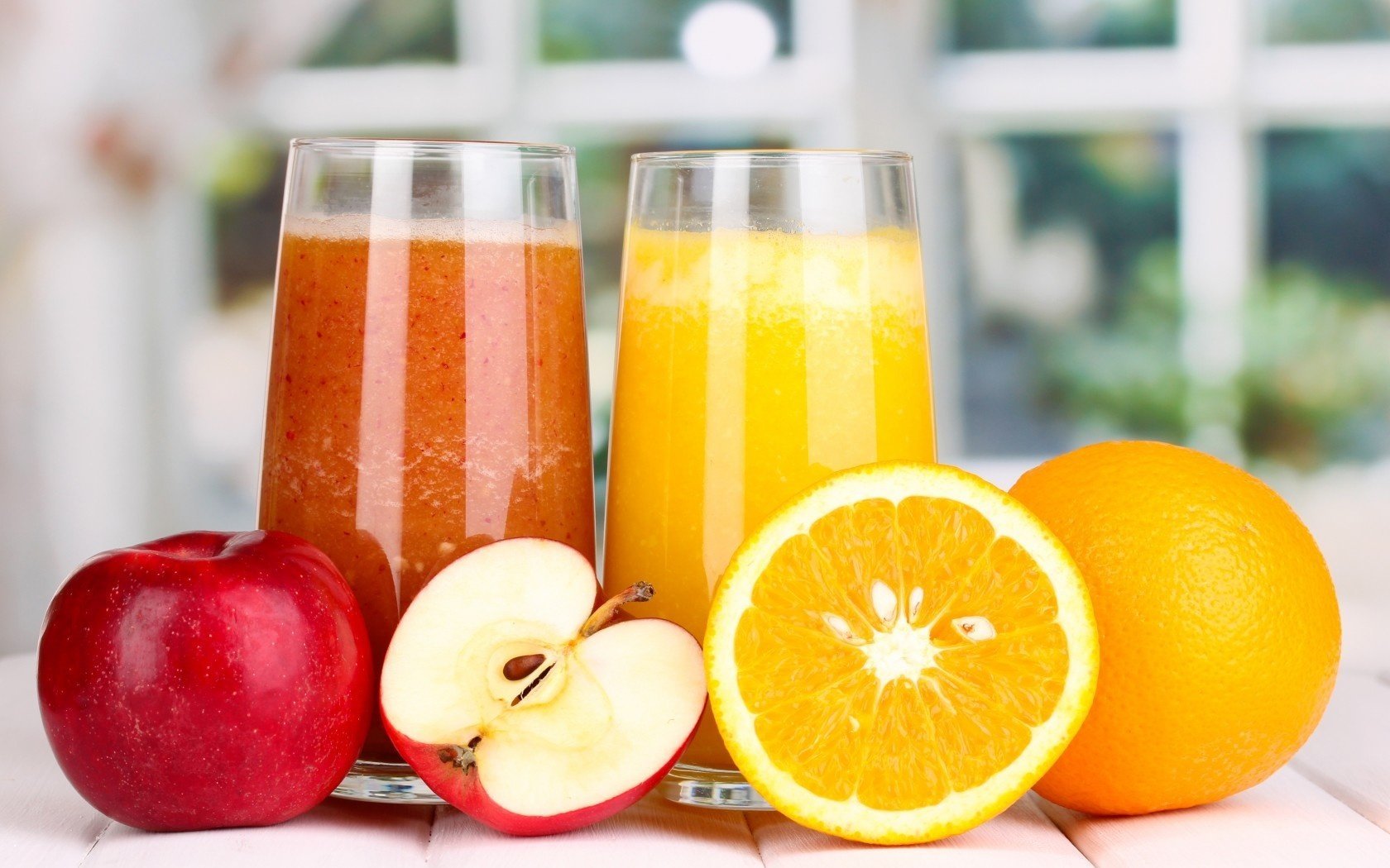Стаканы Яблочный и апельсиновый сок с фруктами