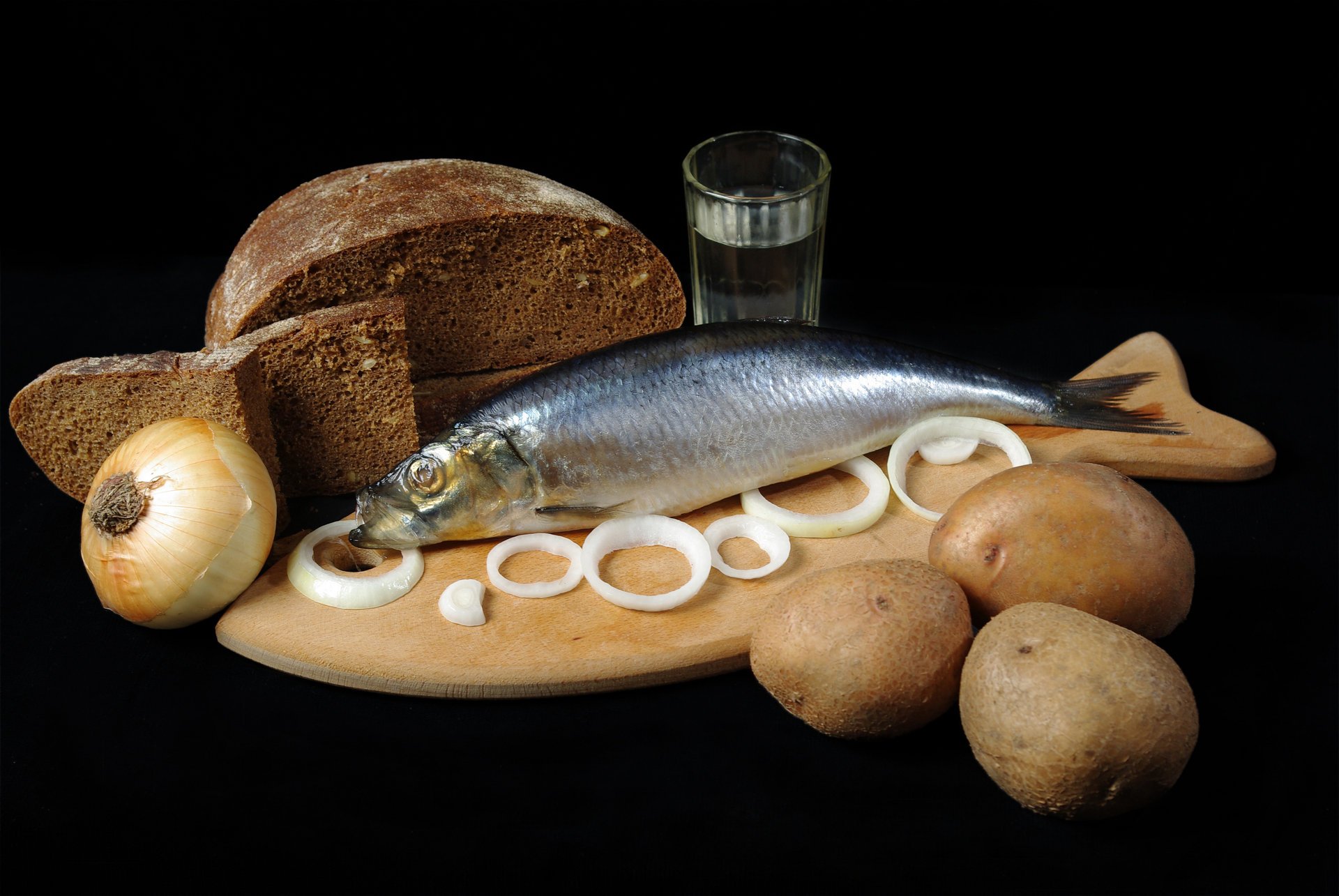 Натюрморт селёдка с луком, картошкой и хлебом