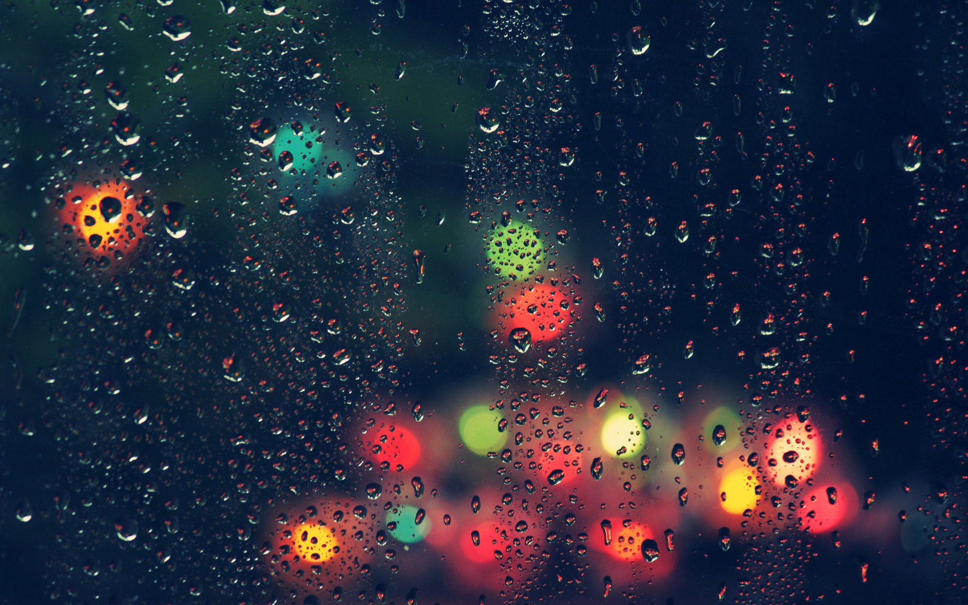Капли дождя на ночном окне