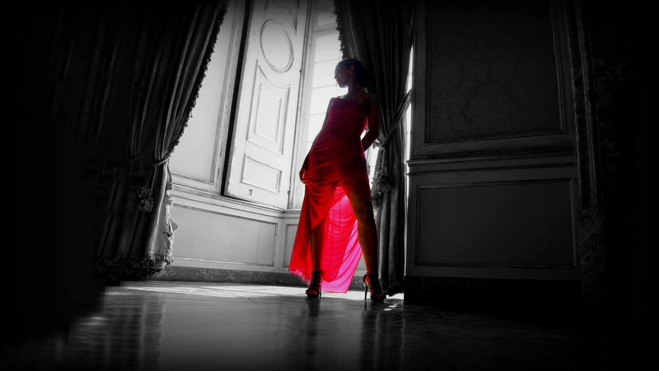 Тёлочка позирует в красном платье.