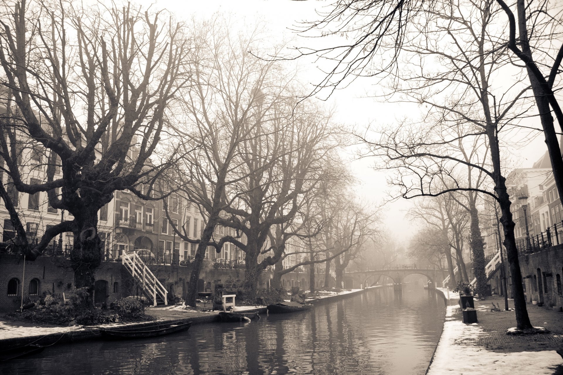 город амстердам нидерланды улица дома здания мост река деревья зима снег фото черное белое фон обои
