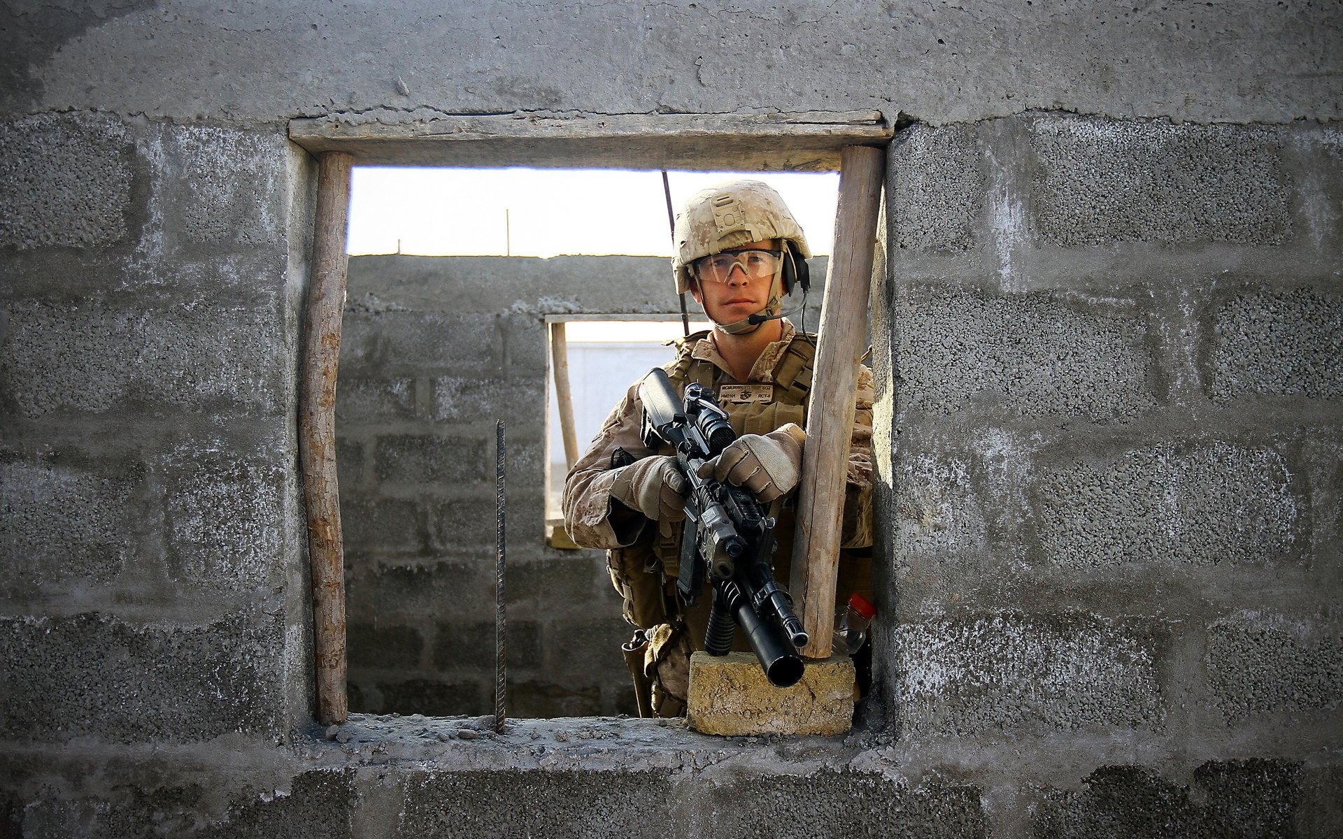 Вооружённый солдат в проеме окна