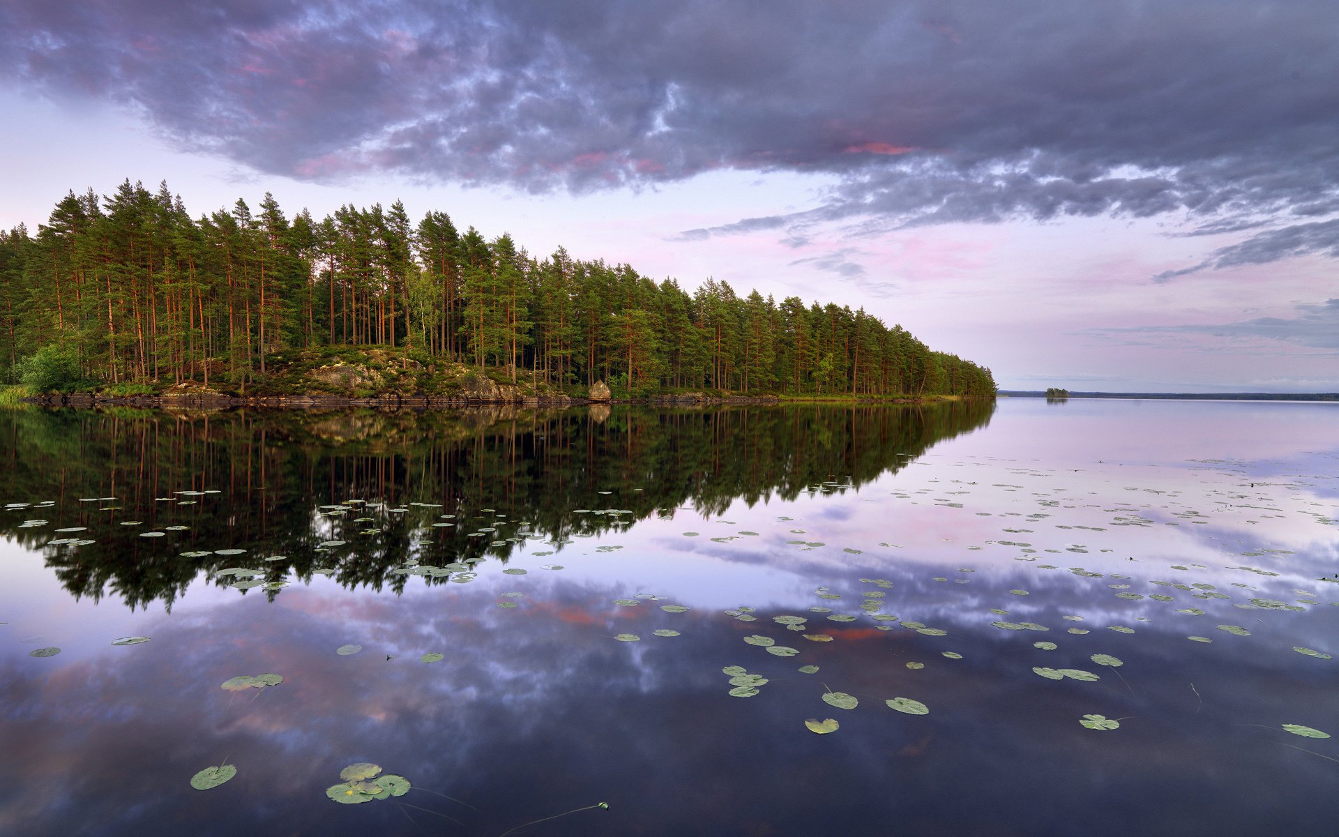 Озеро в Швеции. Маленький остров