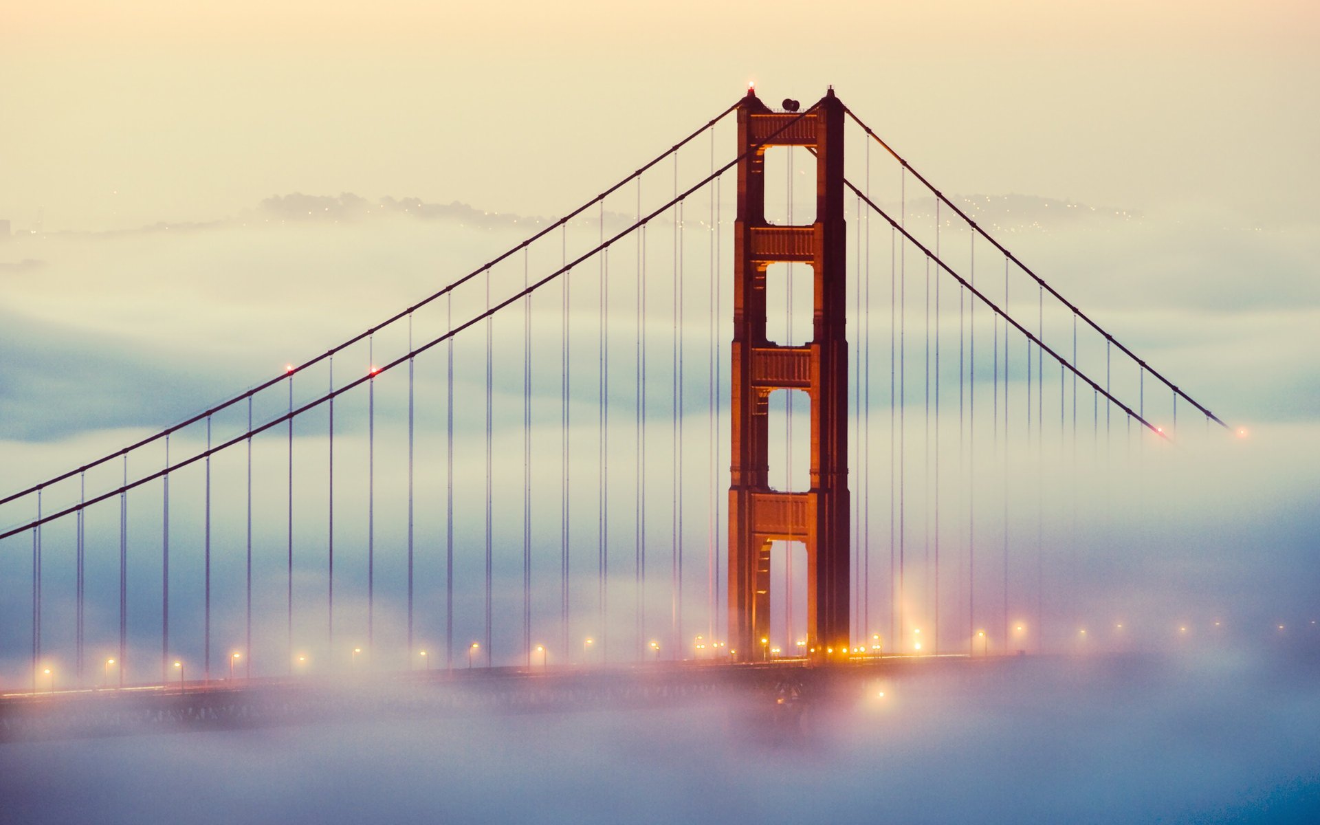 Туман поглотил мост в Сан-Франциско