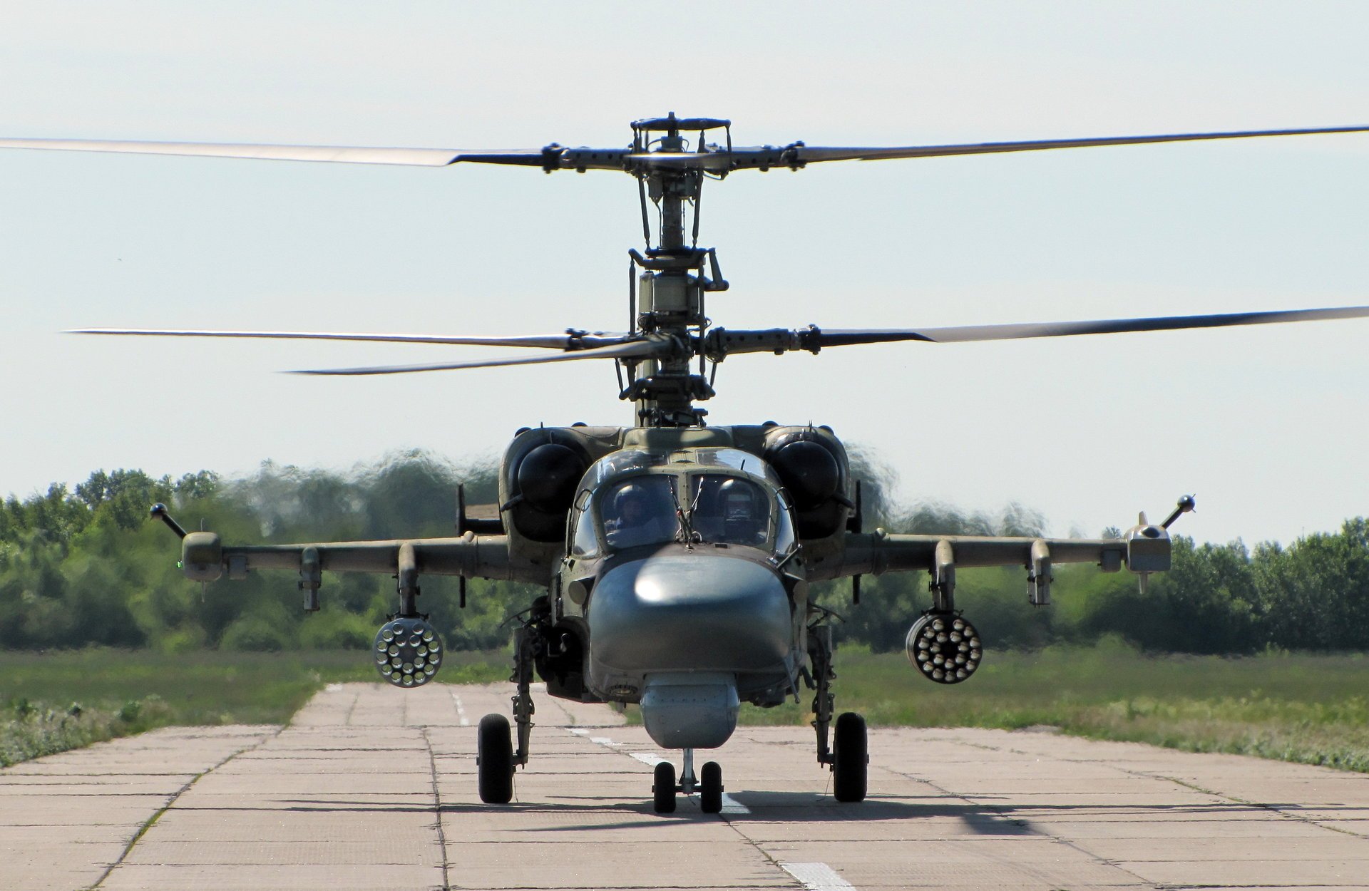 Вертолет ка-52 на взлетой полосе в Сибири