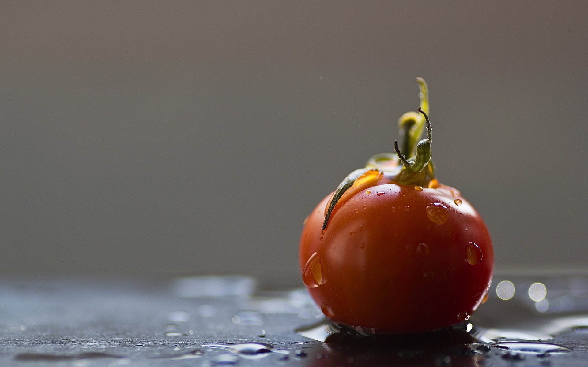 Красный помидор с каплями воды