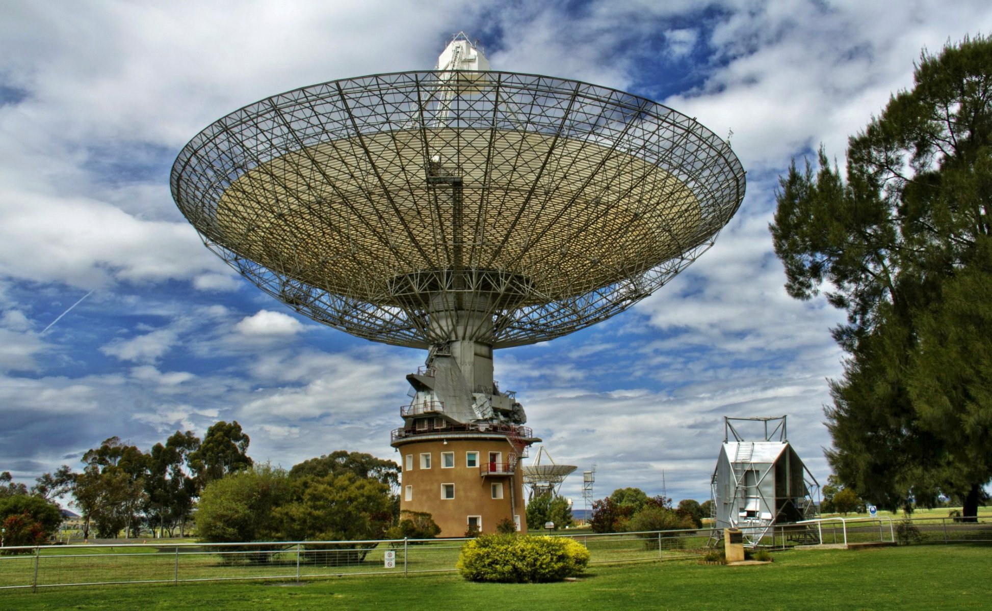 трава равнина тарелка антенна радиотелескоп обсерватория небо гризонт облака