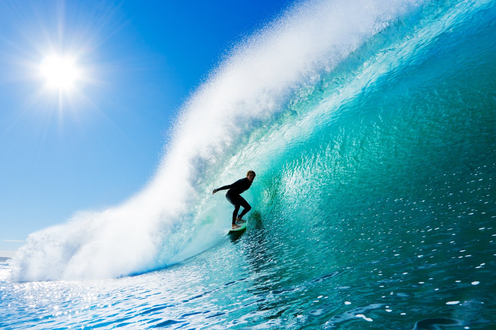 спорт мужчина парень доска серфинг море вода волна волны брызги солнце лучи небо лето фон широкоформатные полноэкранные широкоэкранные обои