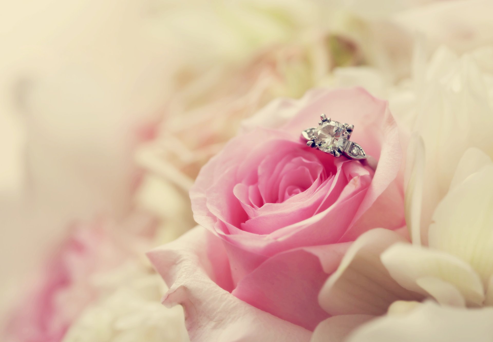 Кольцо и цветы красивое