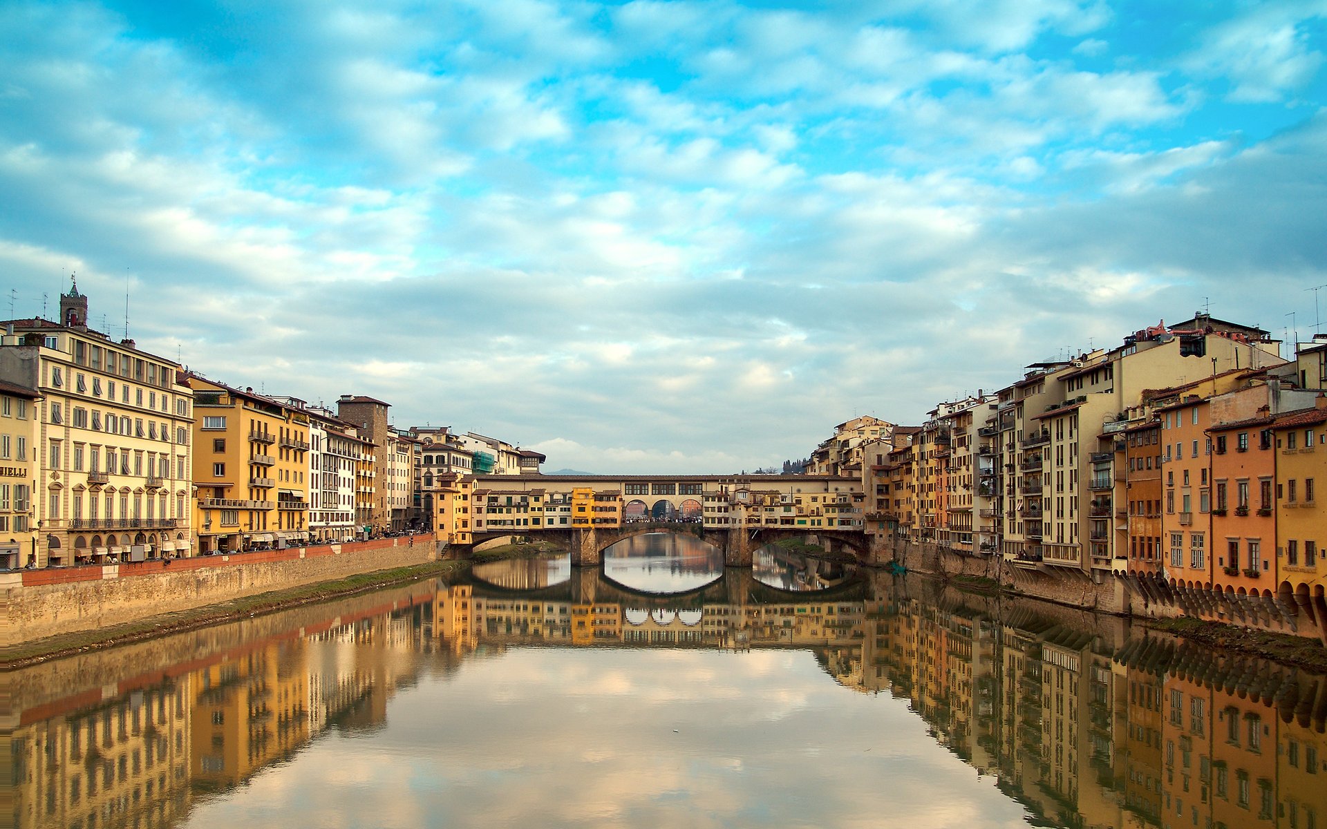Красивое отражение зданий Италии в реке