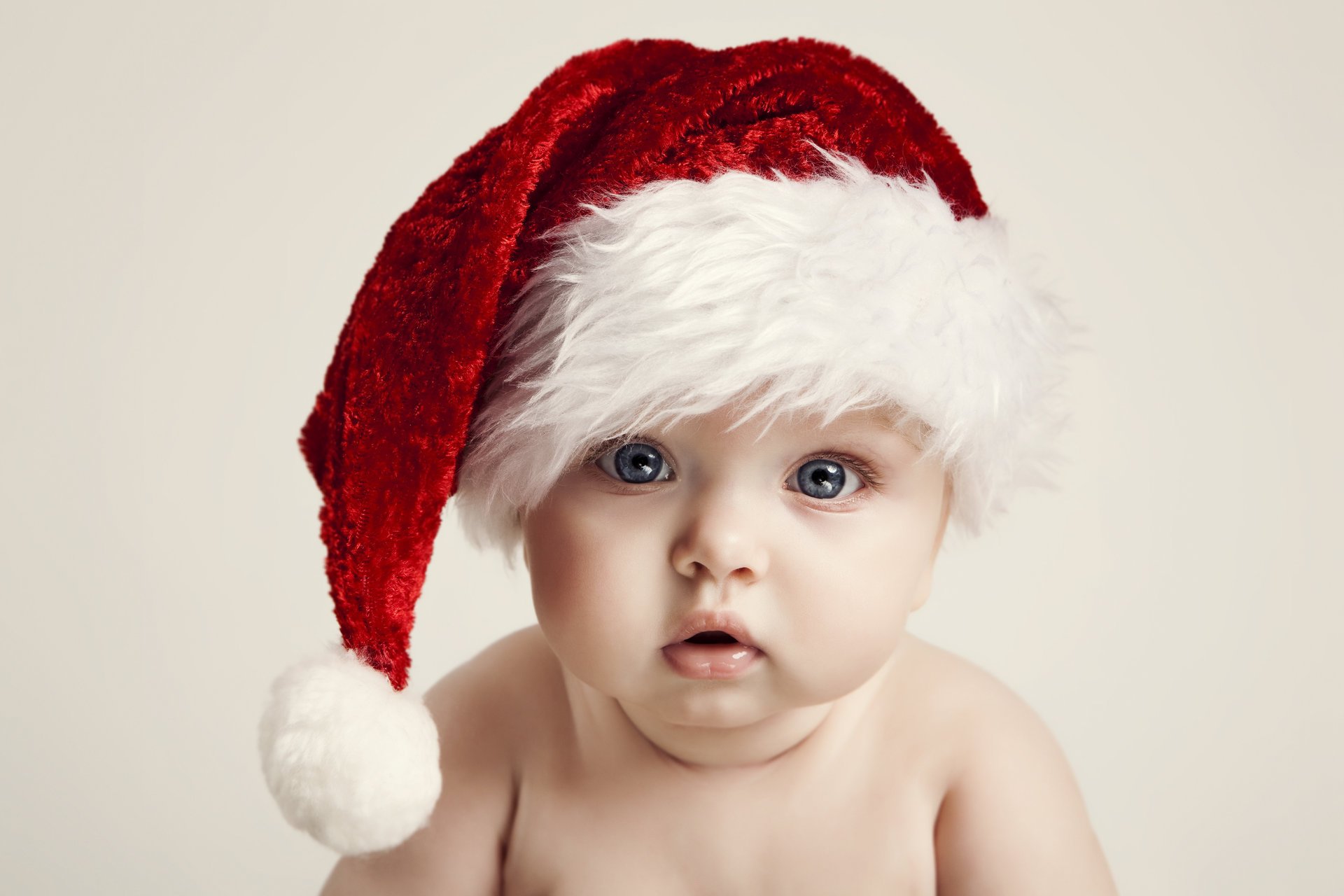 Новогодие праздники Новый год и рождество , счастливый ребенок с большими голубыми глазами