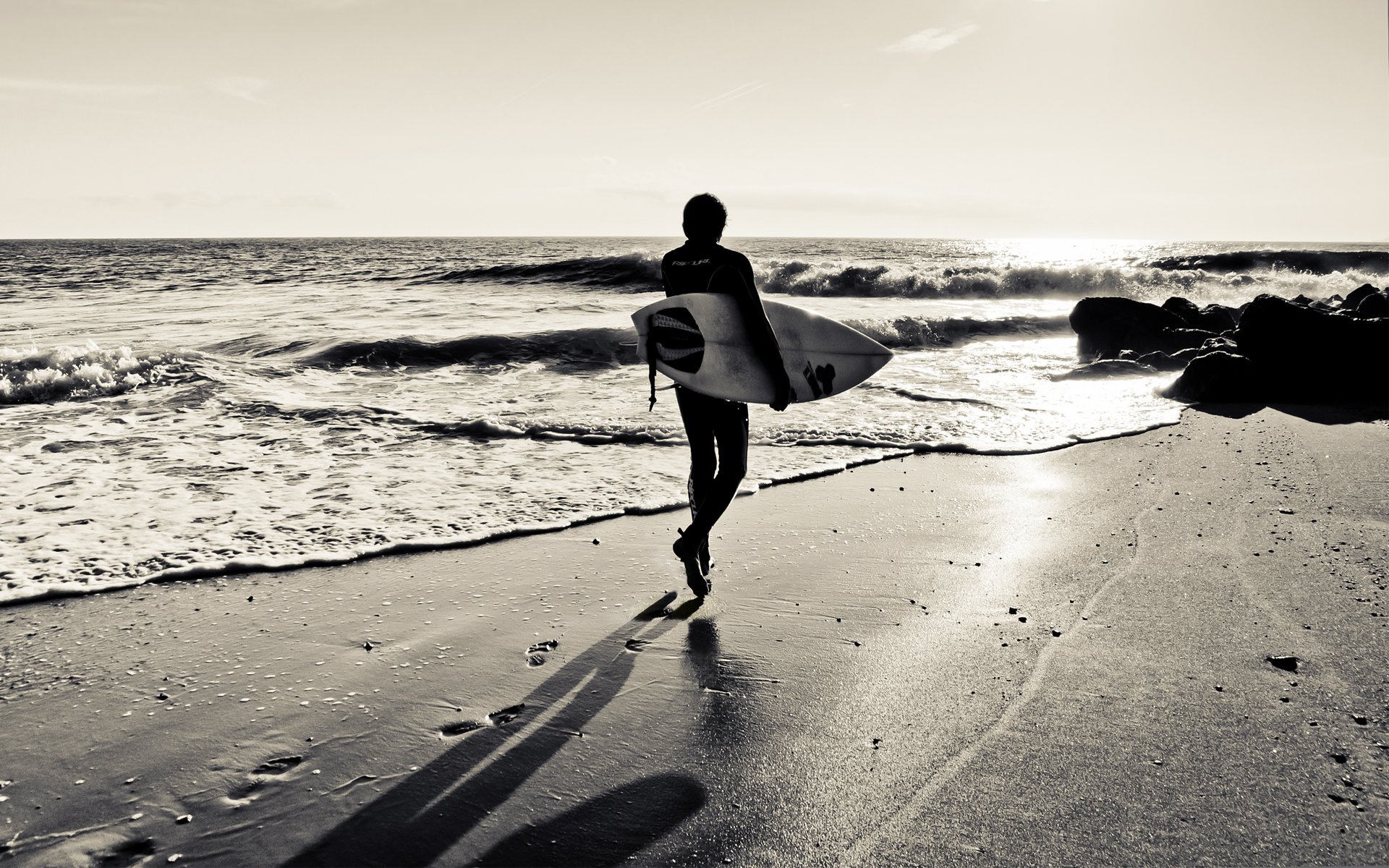 серфер серфинг доска силуэт следы тень пляж песок побережье волны океан