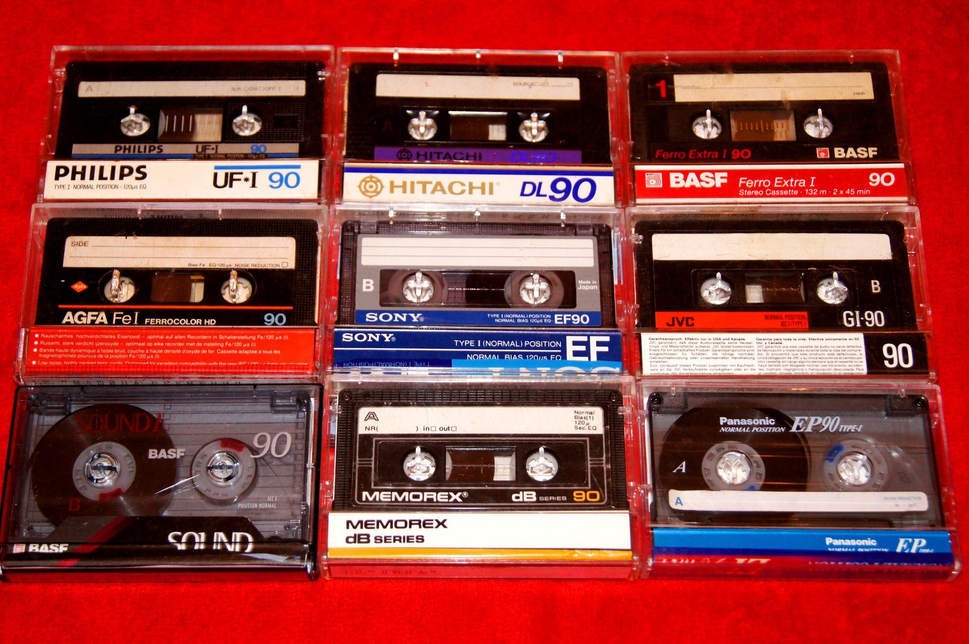 Коллекция раритетных аудиокасет в подкасетниках