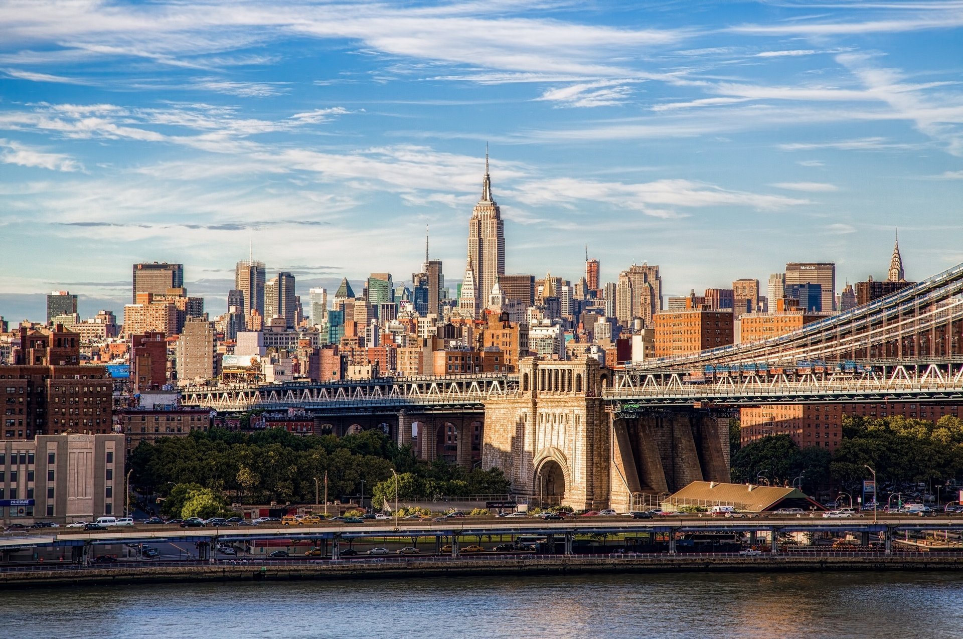 Бруклинский мост в нью-йорке в районе манхэттен