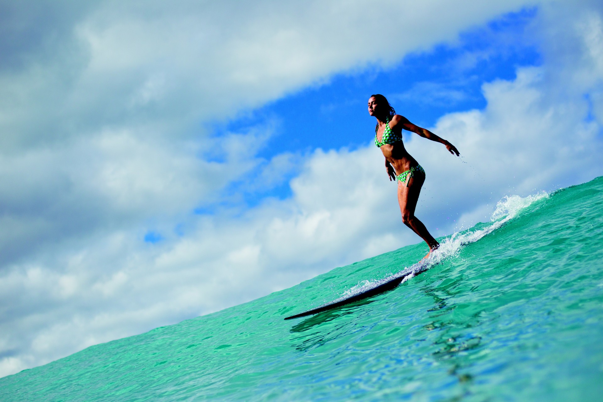 девушка облака океан доска небо серфинг